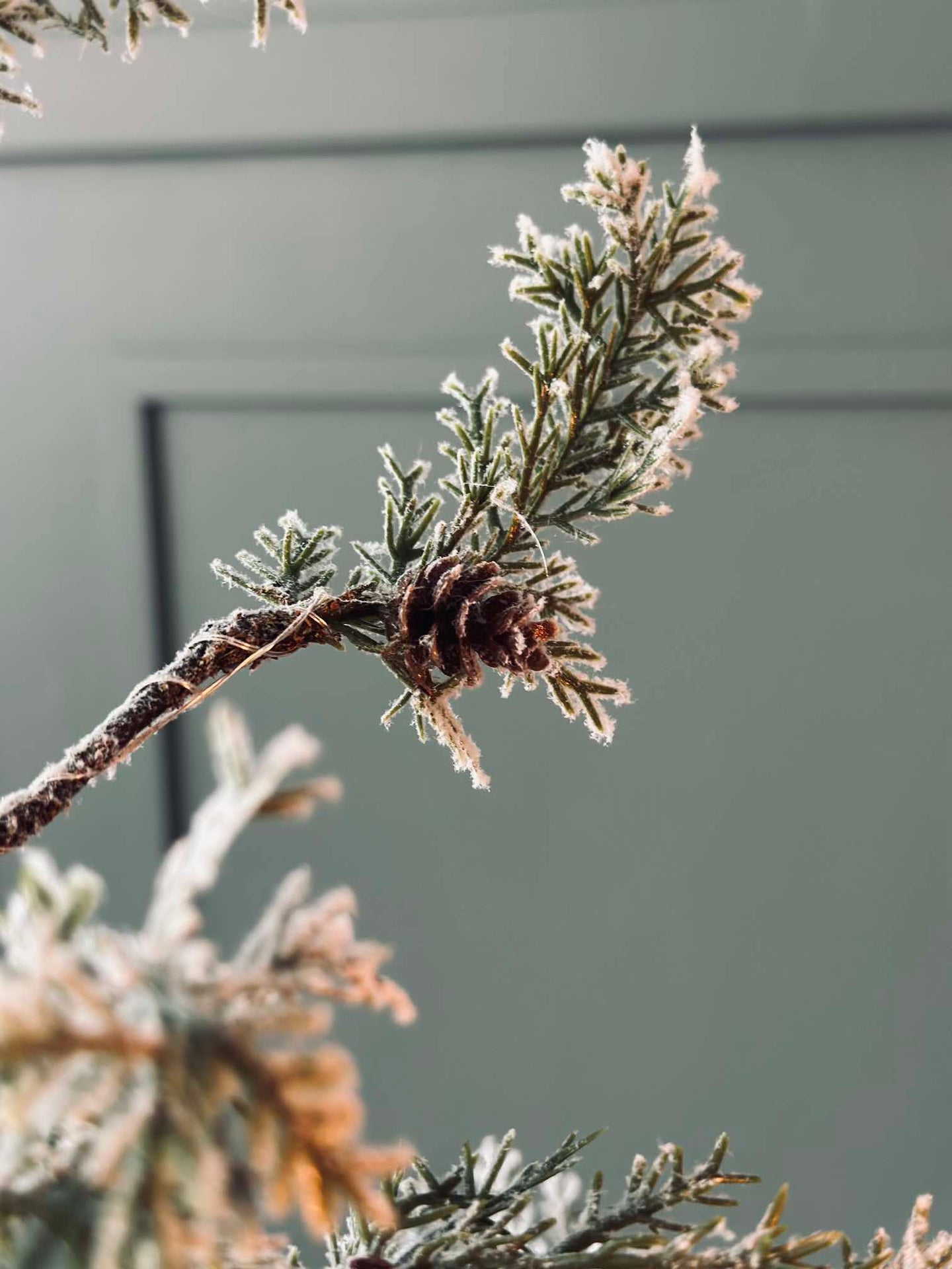 Juletre med kongler og lyskjede - 70 cm