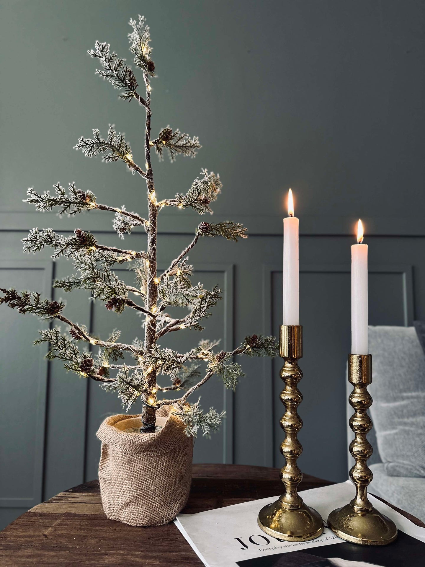 Juletre med kongler og lyskjede - 70 cm