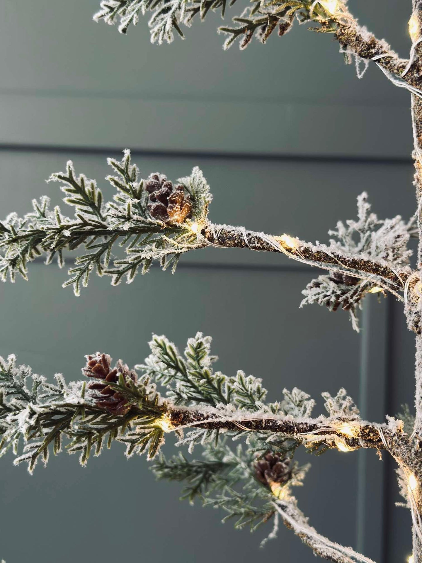 Juletre med kongler og lyskjede - 70 cm