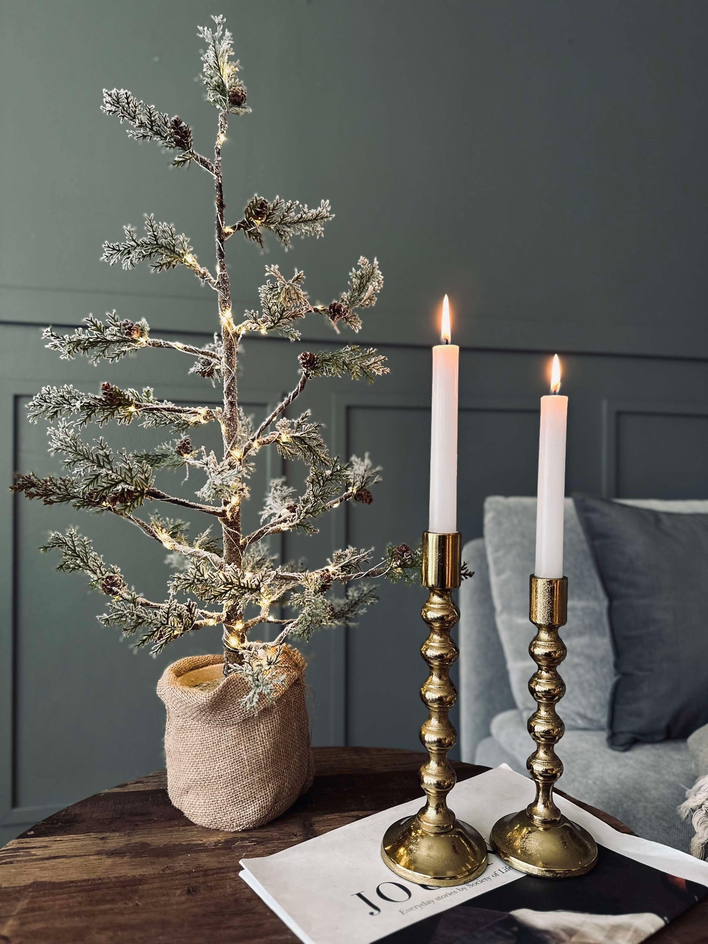 Juletre med kongler og lyskjede - 70 cm