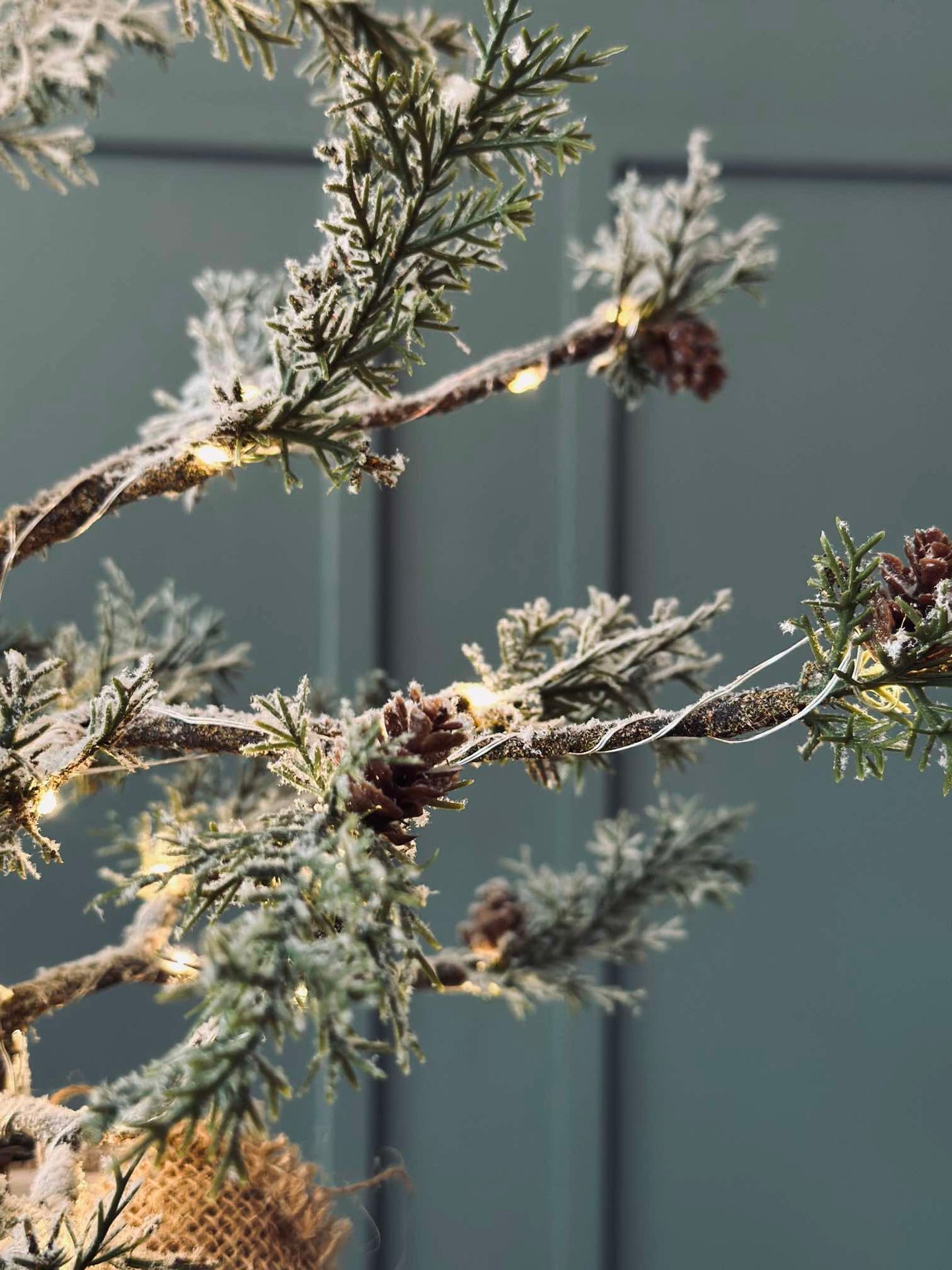 Juletre med kongler og lyskjede - 70 cm