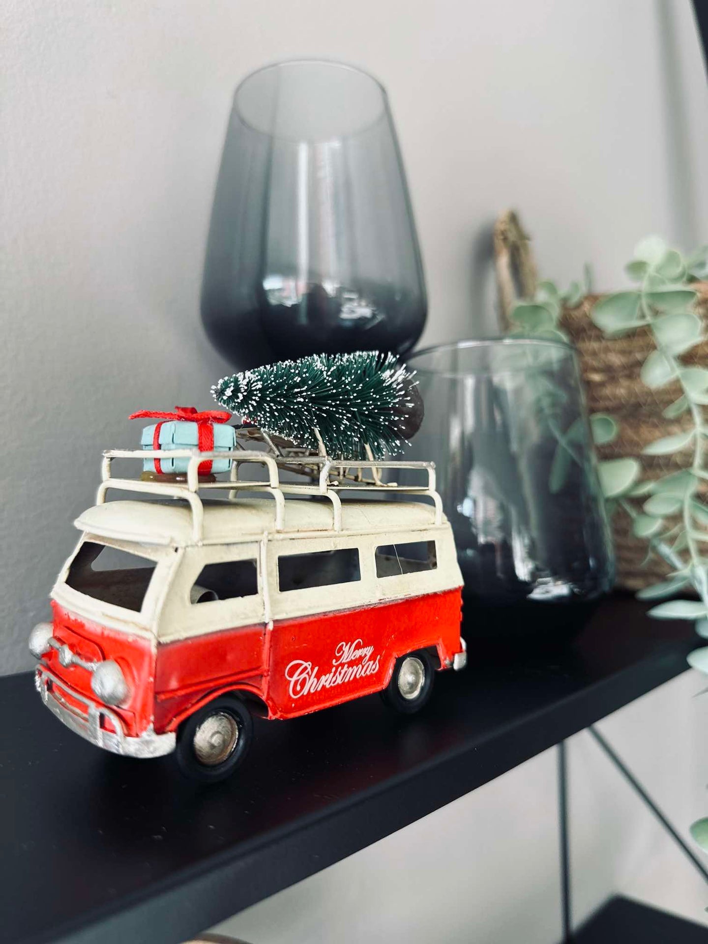Bil med juletre og gaver