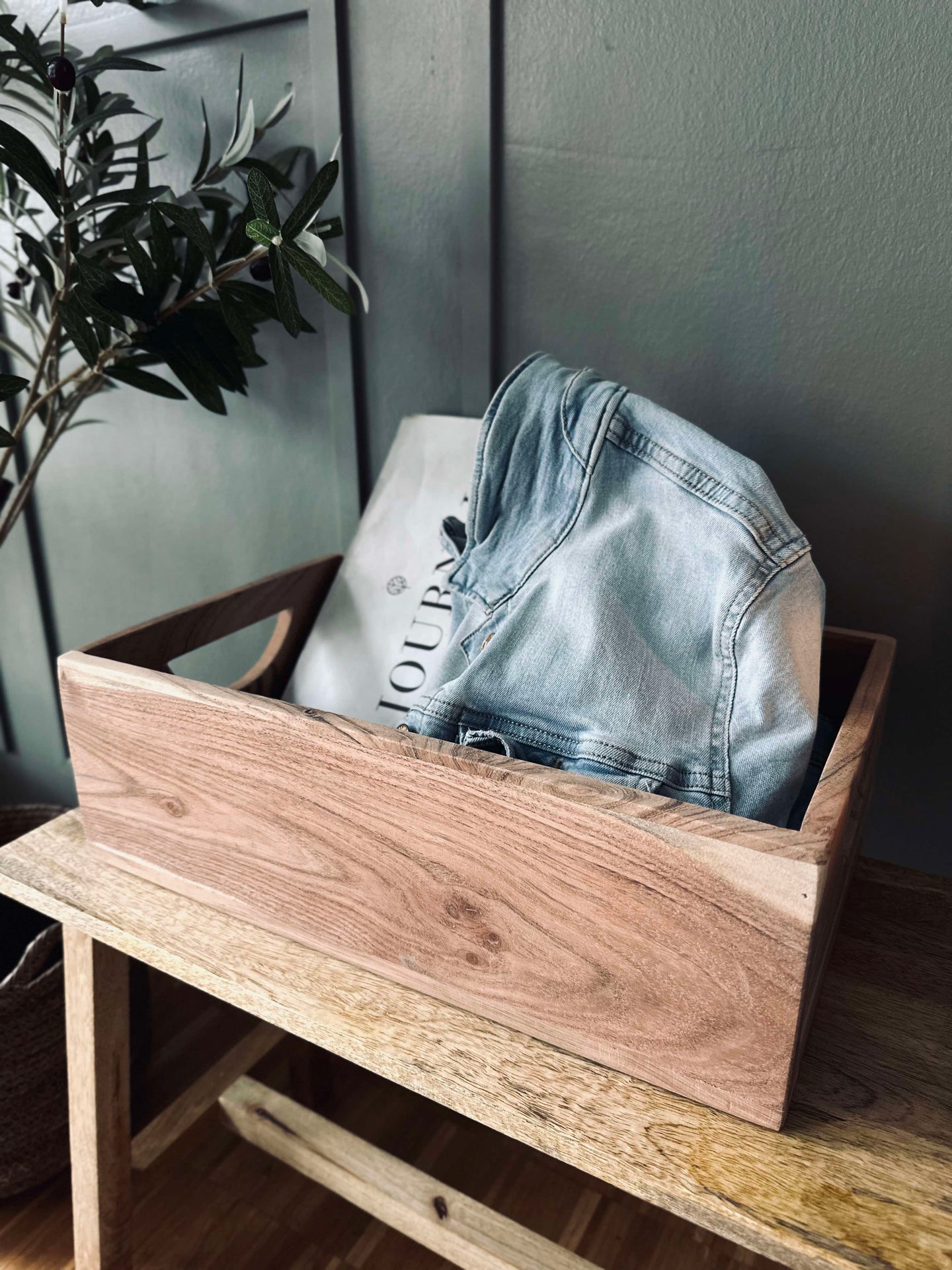 Kasse i massiv akasie