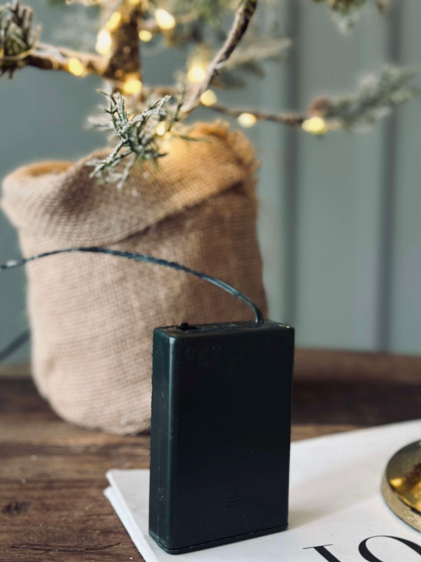 Juletre med kongler og lyskjede - 70 cm