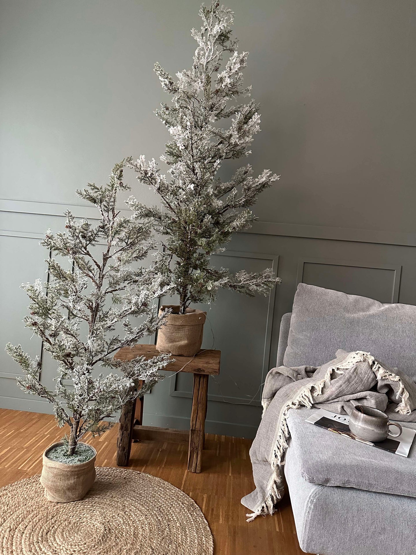 Tre med kongler og lyslenke - 120 cm