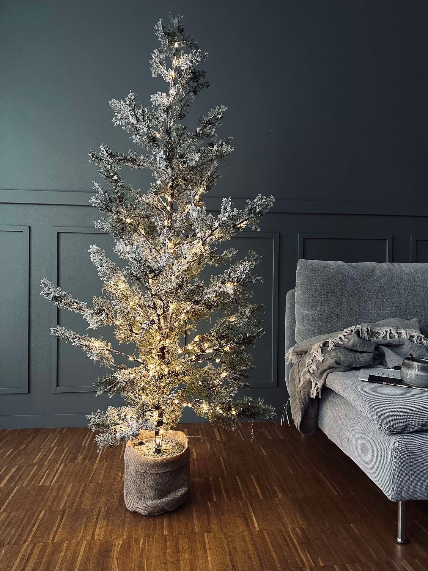 Tre med kongler og lyskjede - 150 cm