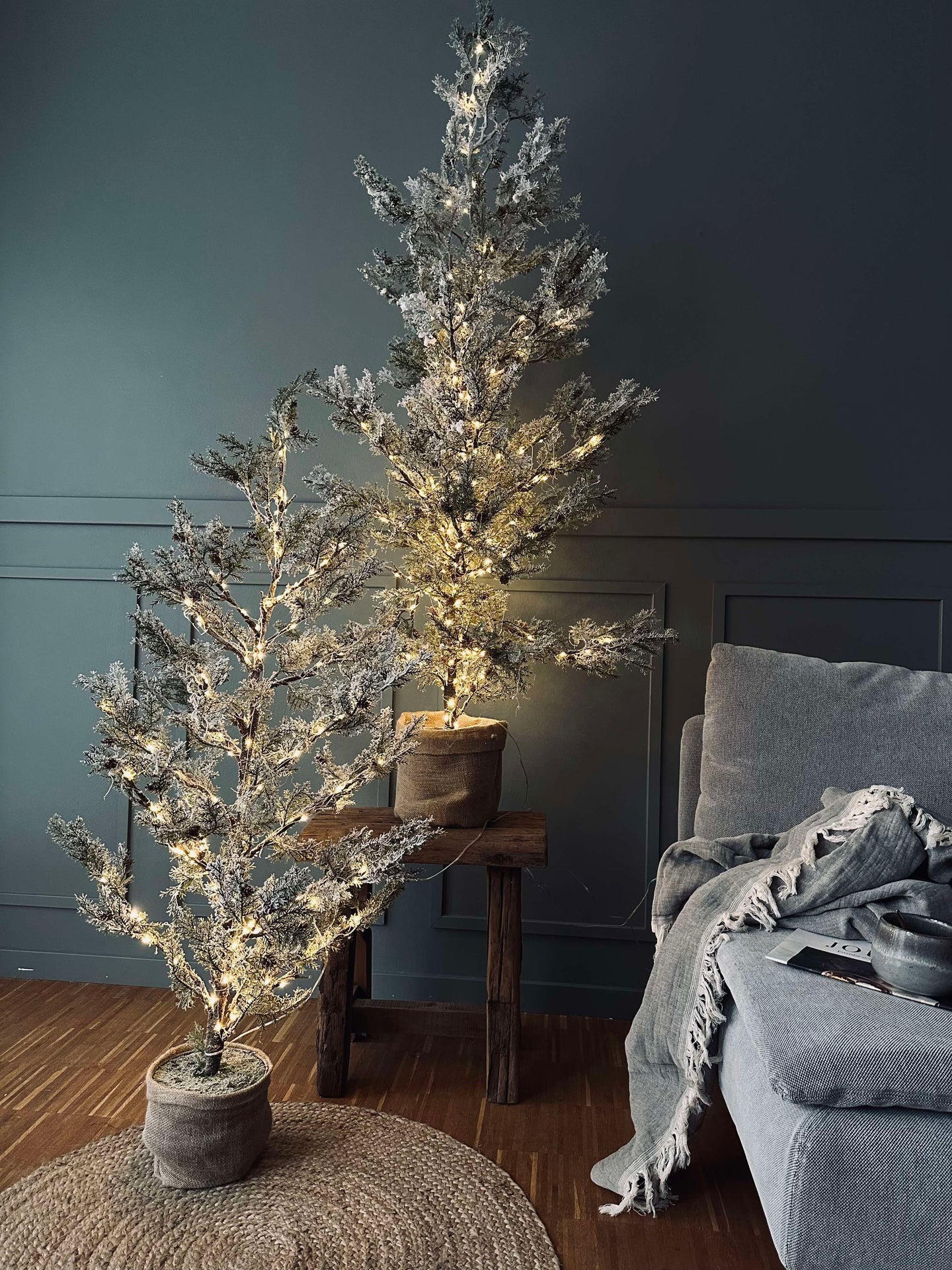 Tre med kongler og lyslenke - 120 cm