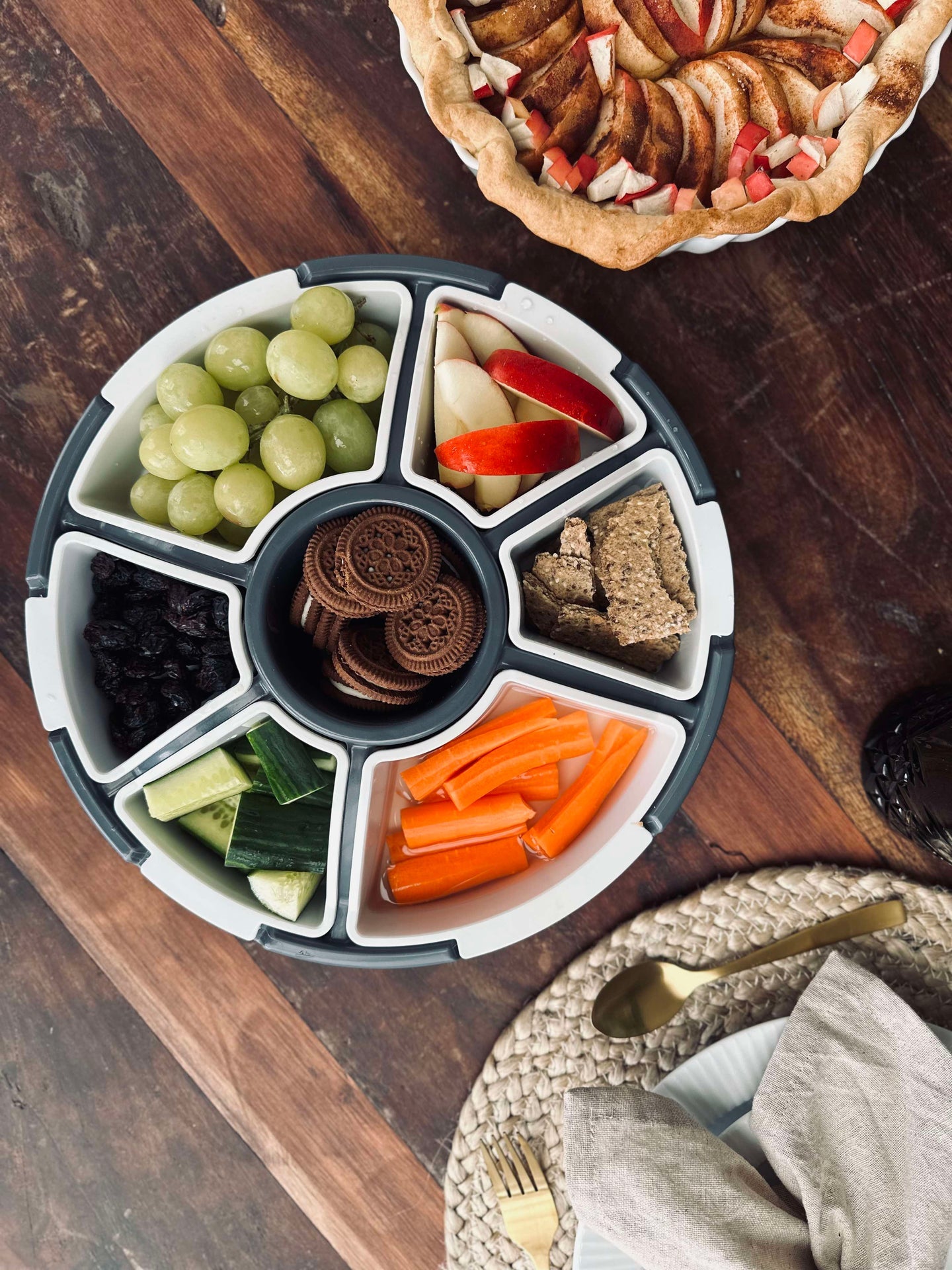 Fat med inndeling og lokk