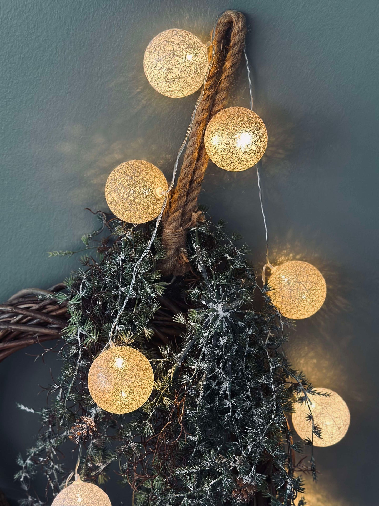 Lyskjede med LED-kuler - Gylden beige