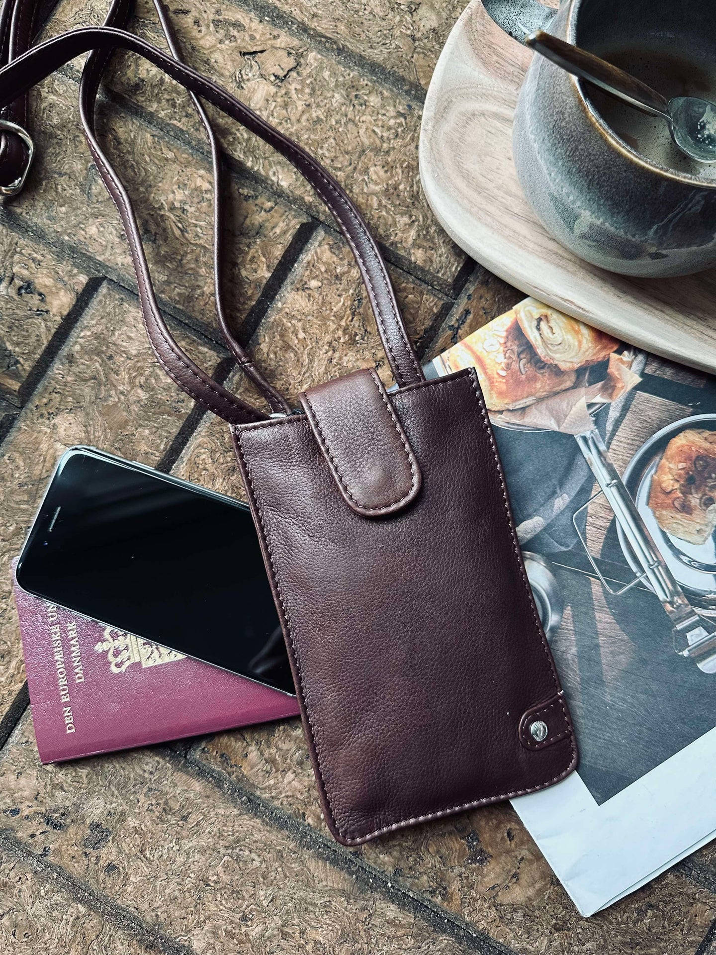 Mobilveske Small Aura Dark Brown