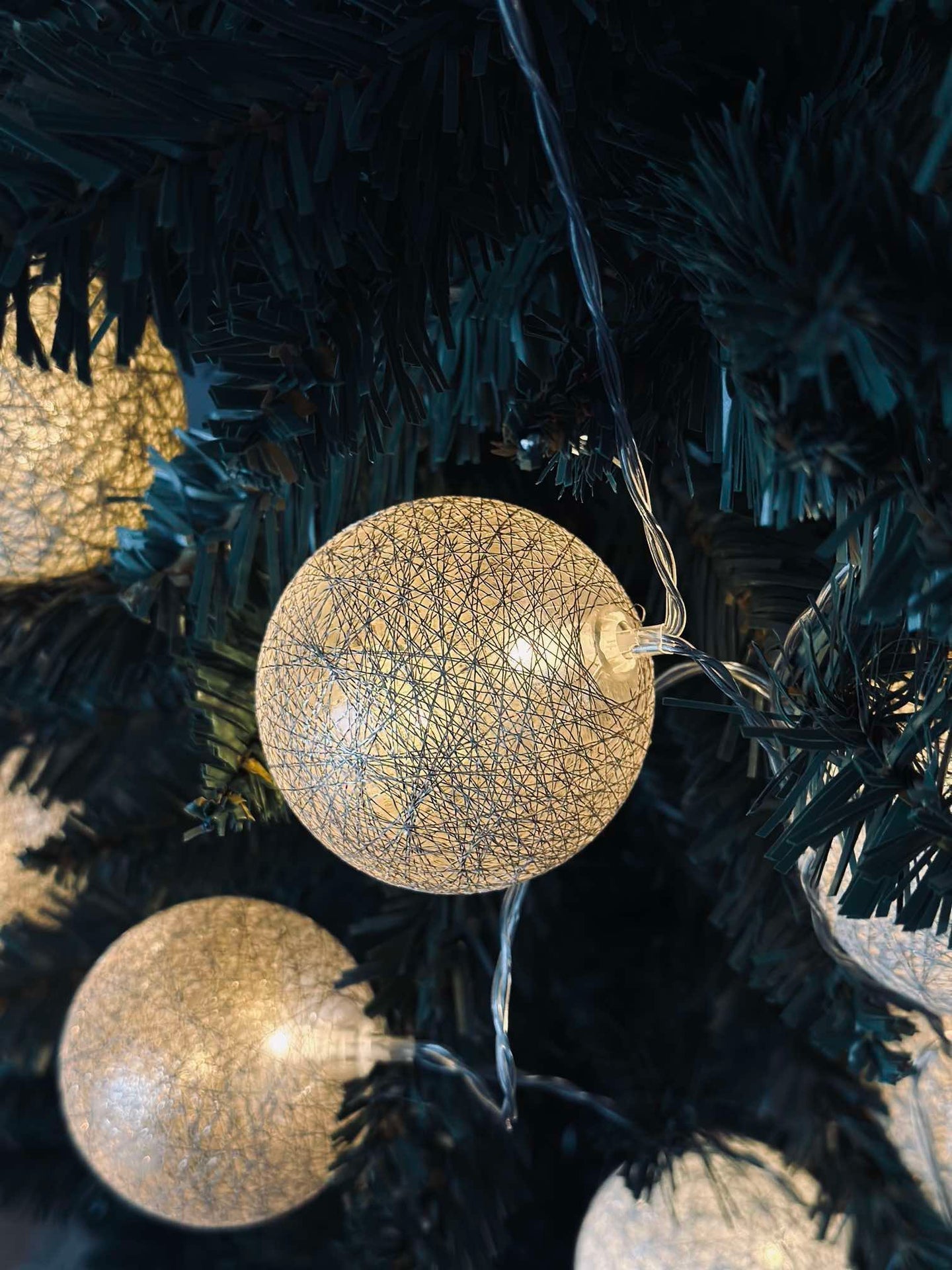 Lyskjede med LED-kuler - Gylden beige