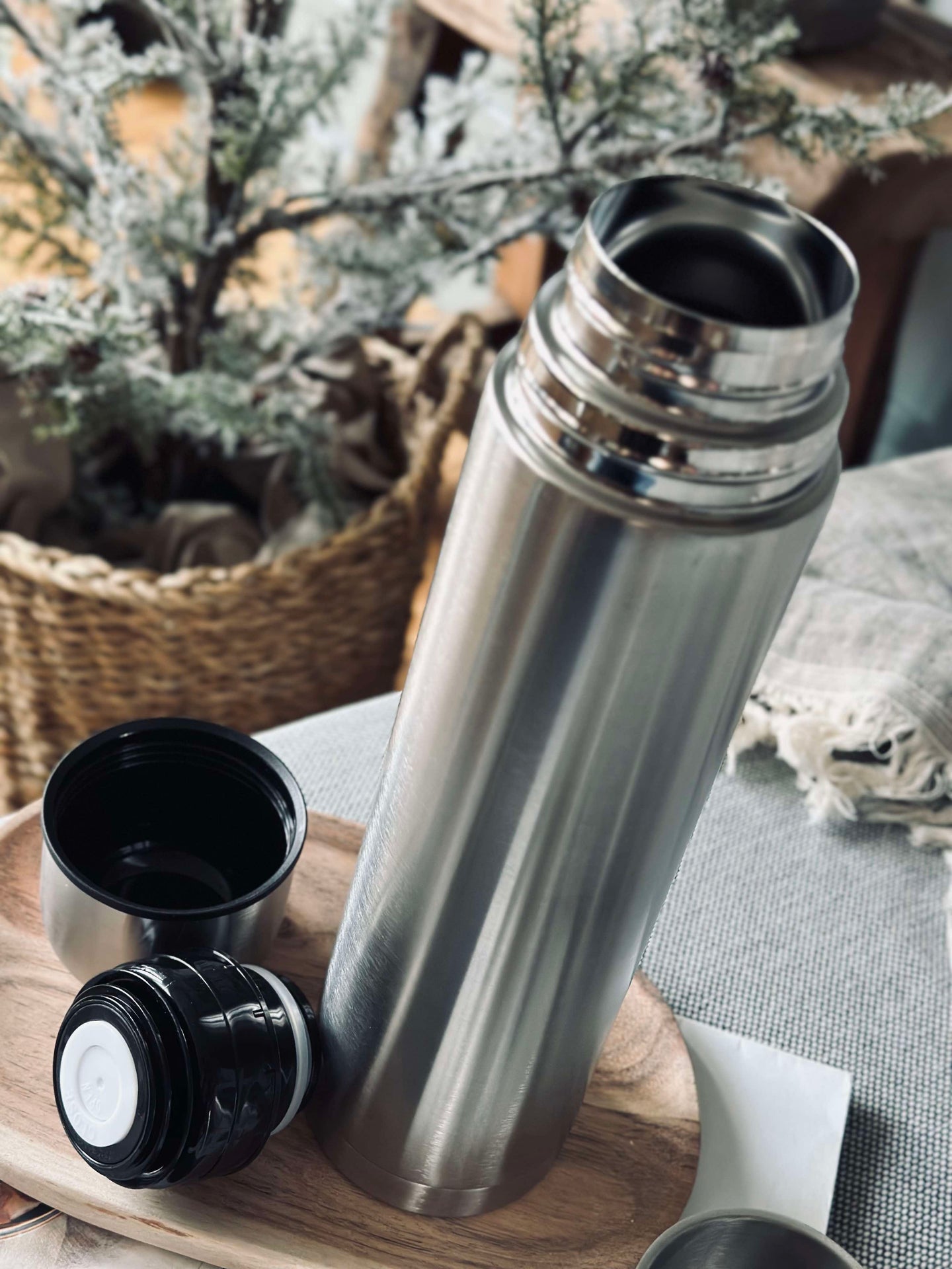 Termoflaske med 2 krus - 1000 ml.