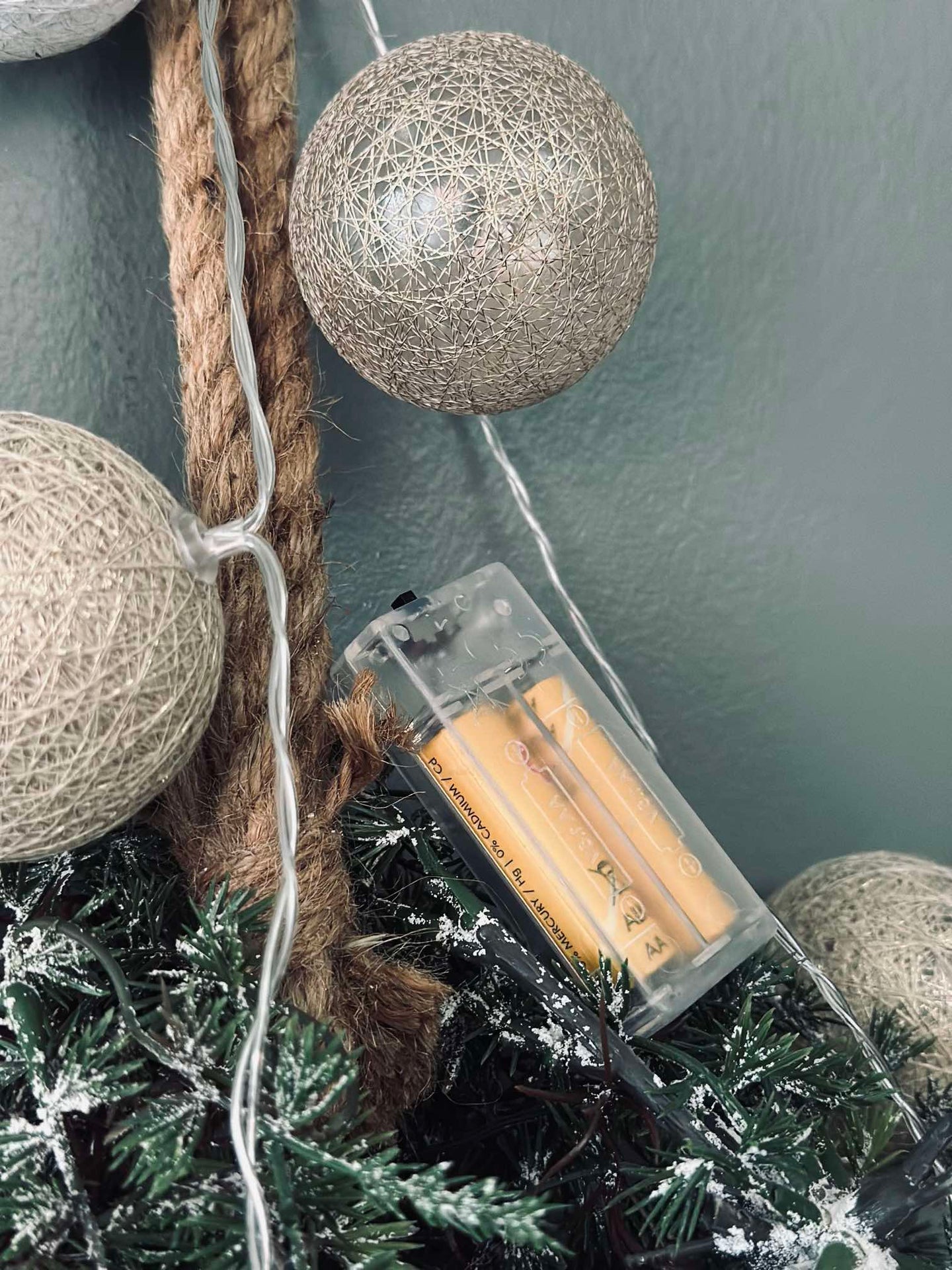 Lyskjede med LED-kuler - Gylden beige