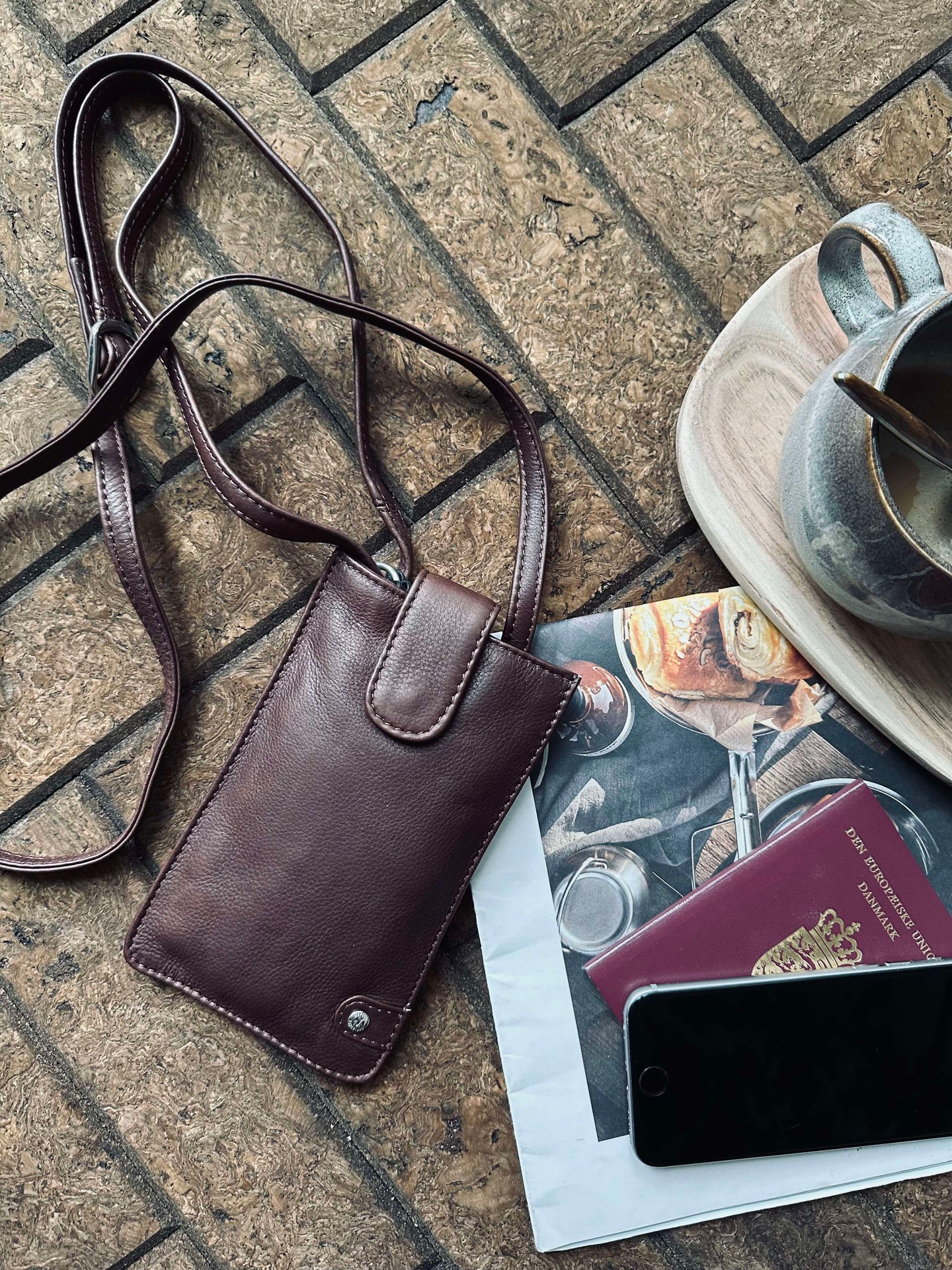 Mobilveske Small Aura Dark Brown