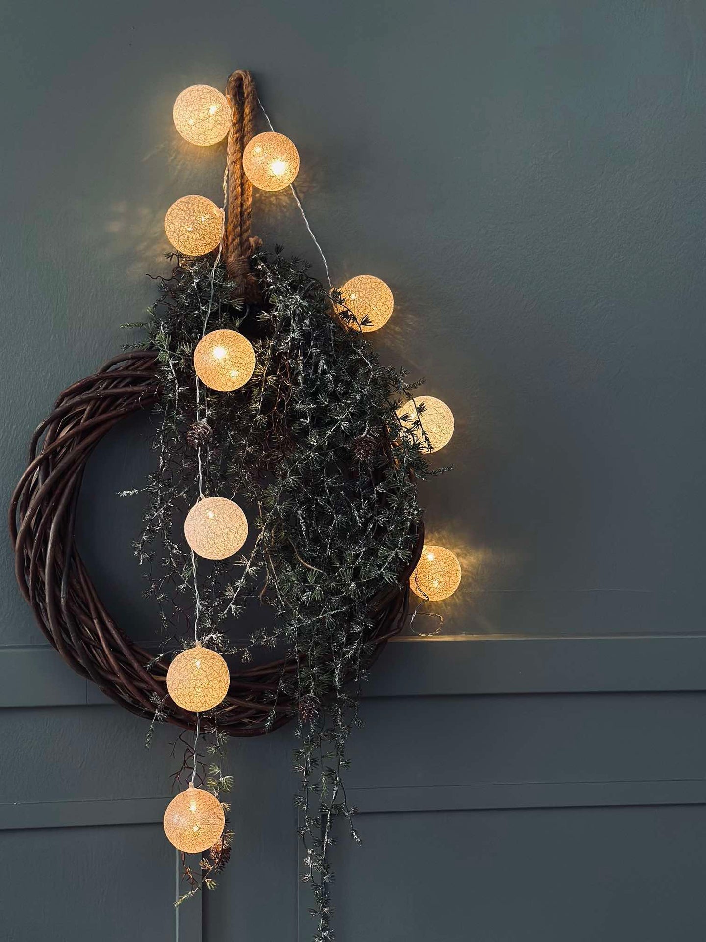Lyskjede med LED-kuler - Gylden beige