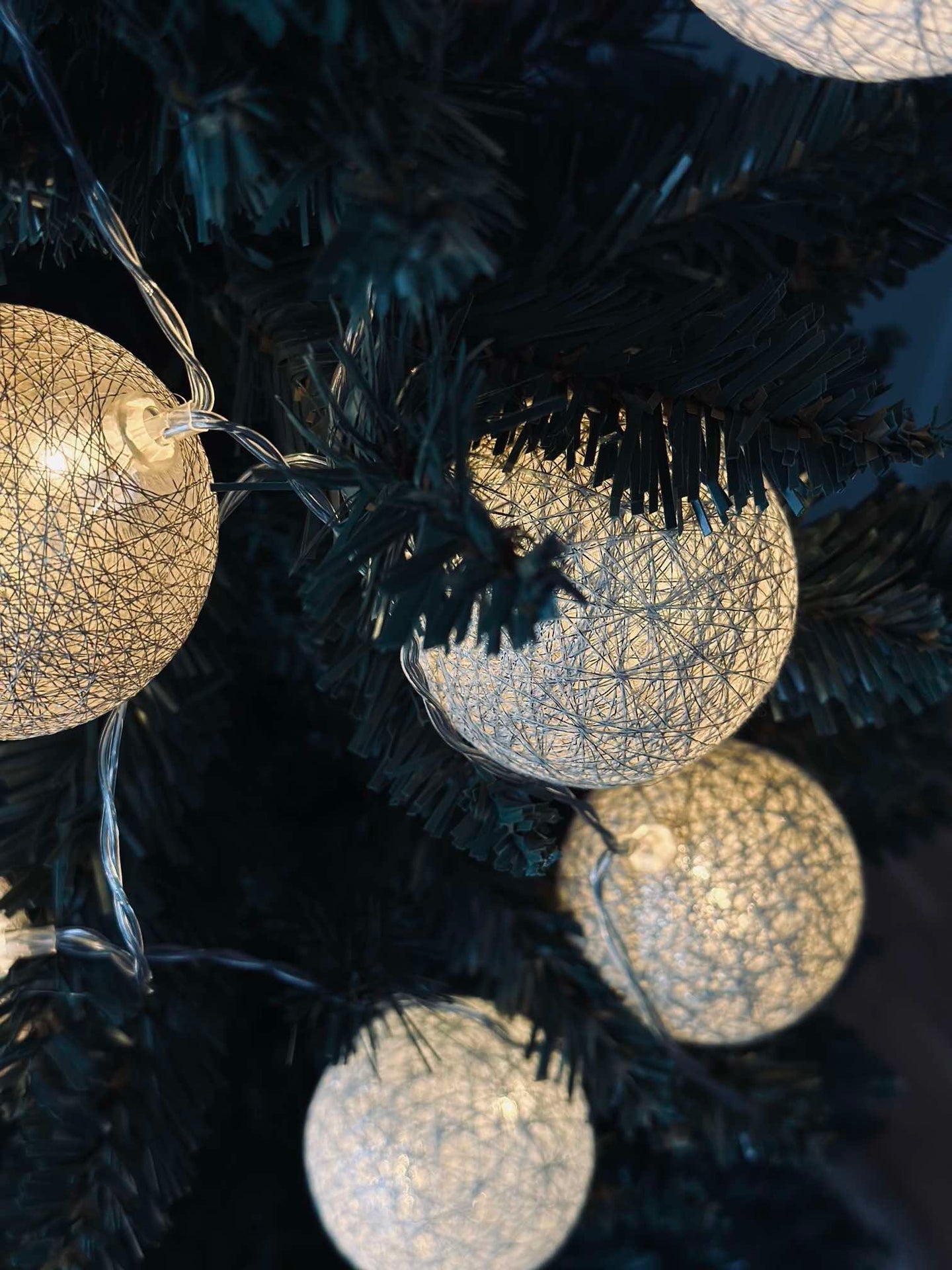 Lyskjede med LED-kuler - Gylden beige
