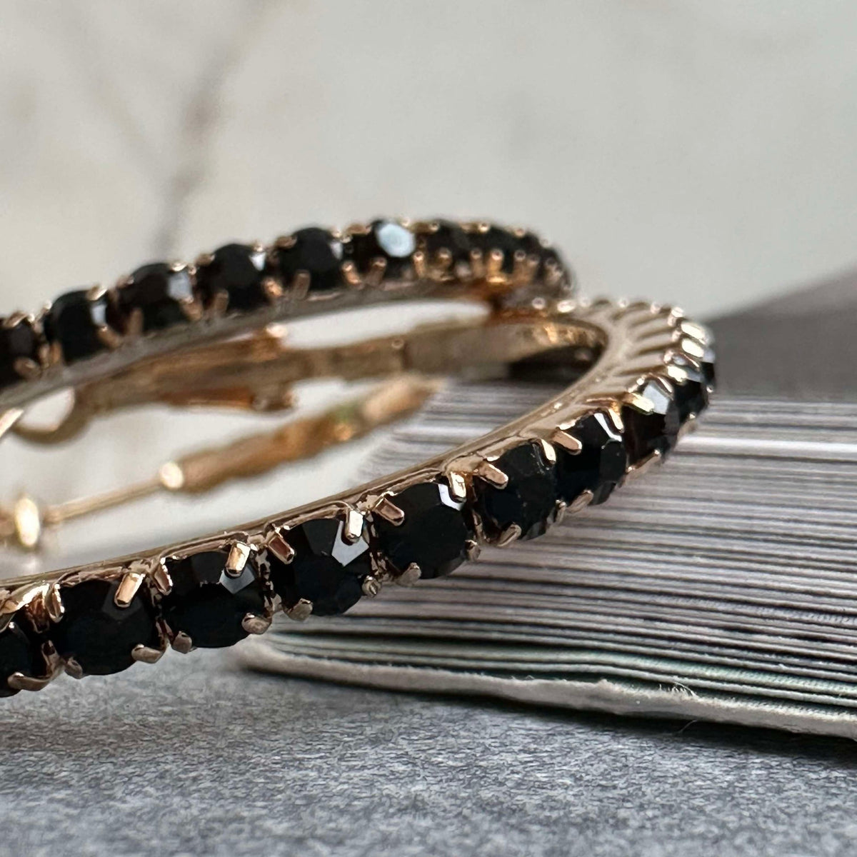 Øreringer Smilla Hoops 18K forgylt - Svart