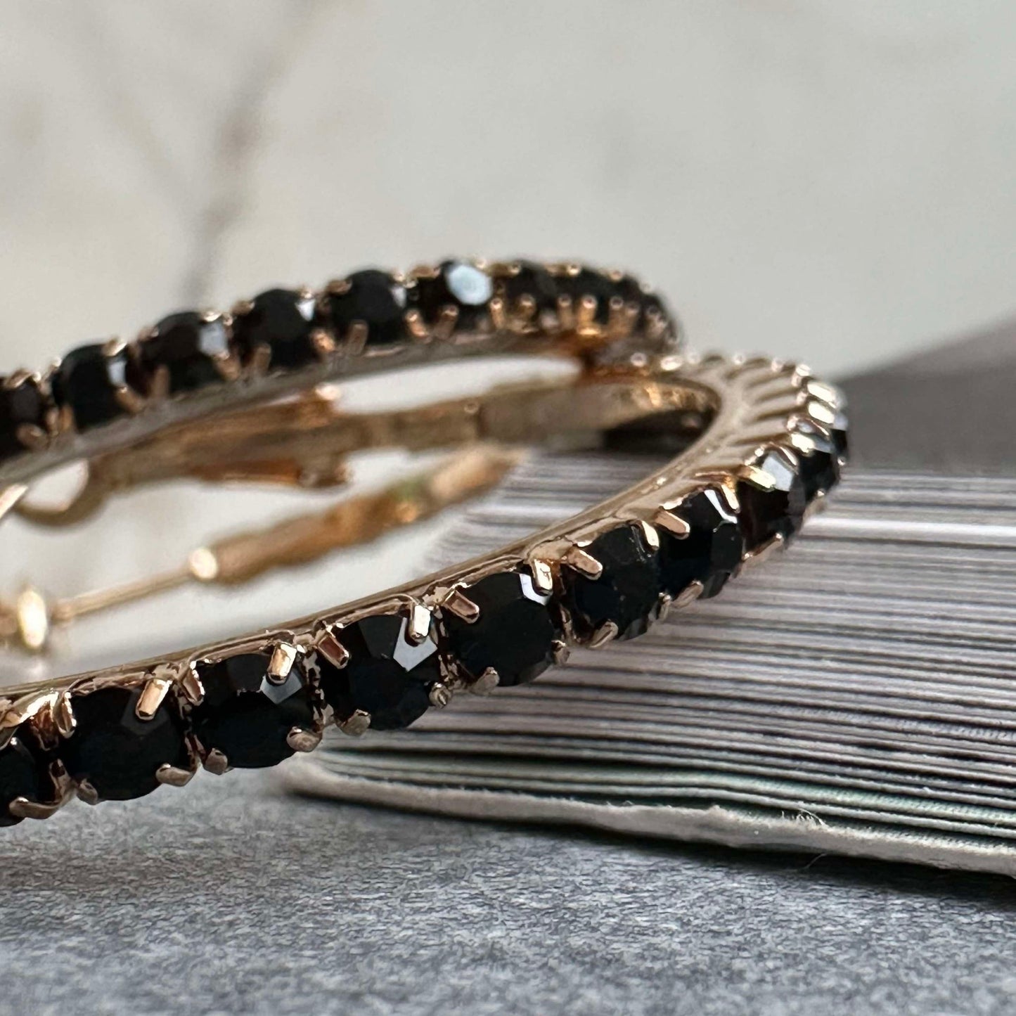 Øreringer Smilla Hoops 18K forgylt - Svart