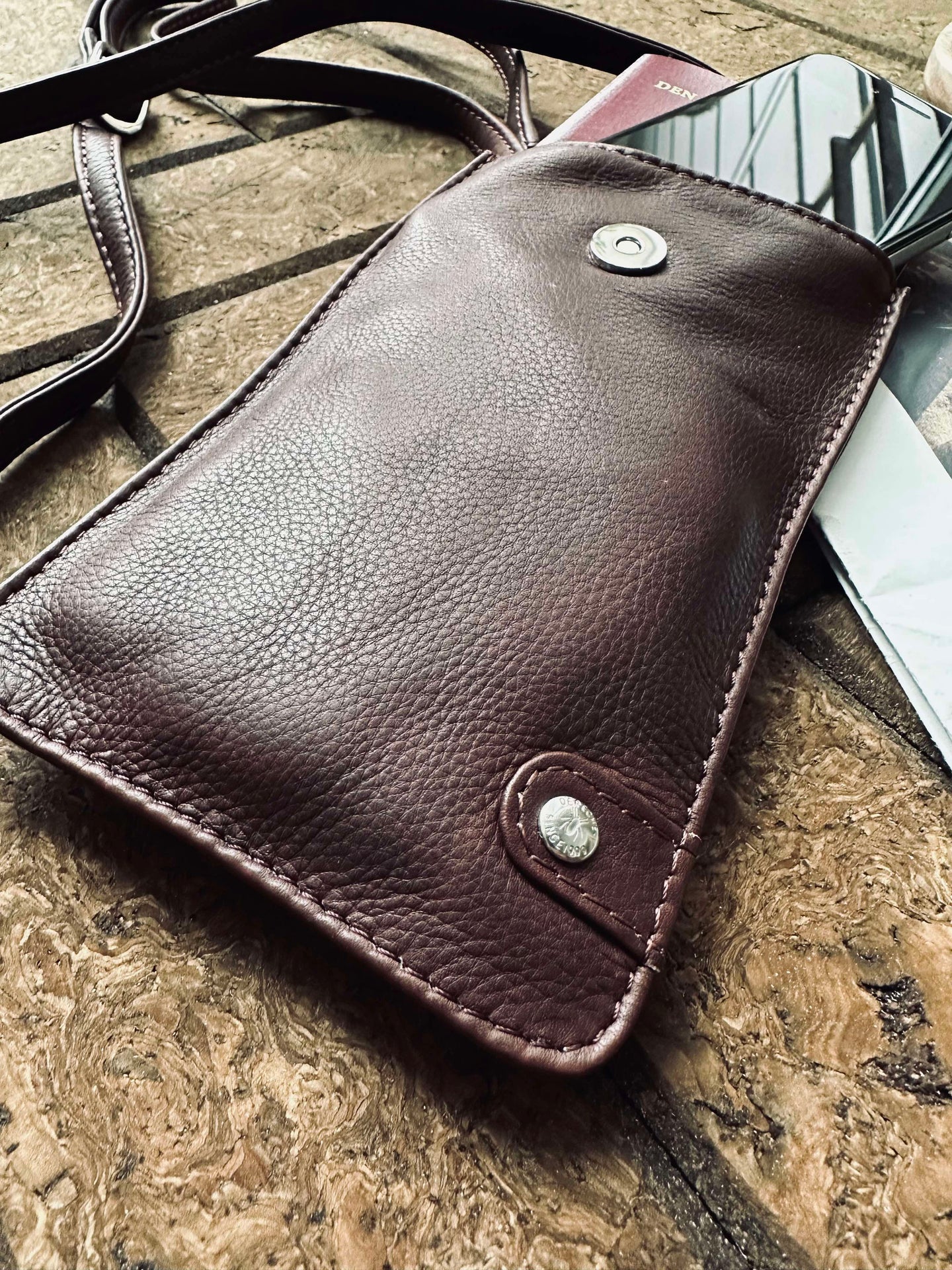 Mobilveske Small Aura Dark Brown