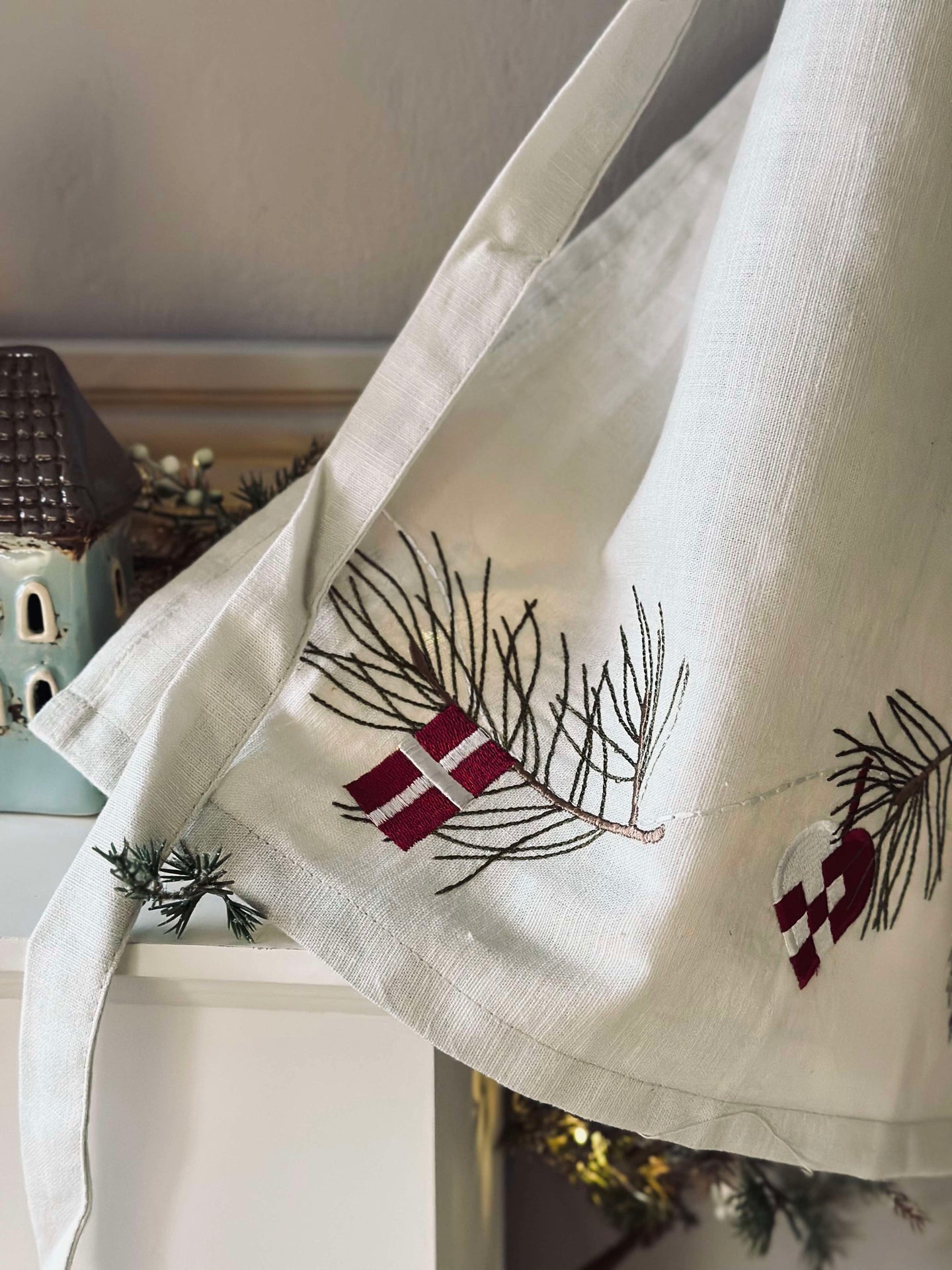Forkle med broderi