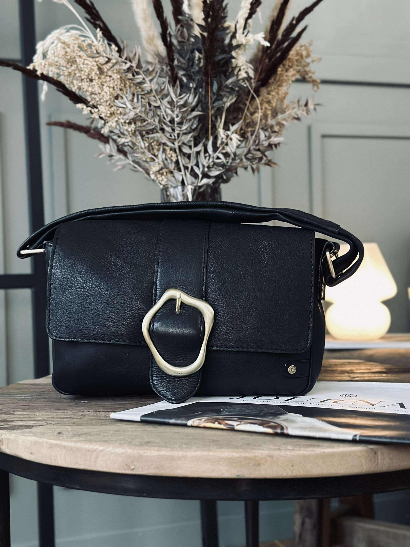 Crossover med spenne - Black leather