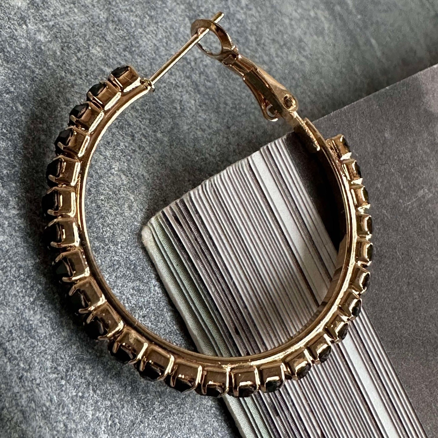 Øreringer Smilla Hoops 18K forgylt - Svart