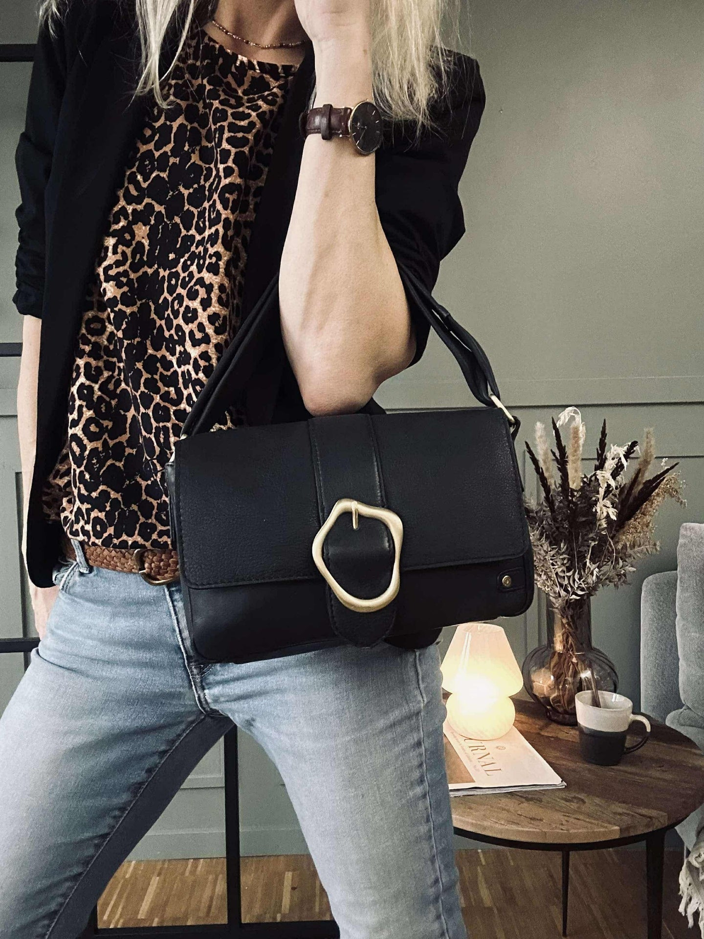 Crossover med spenne - Black leather
