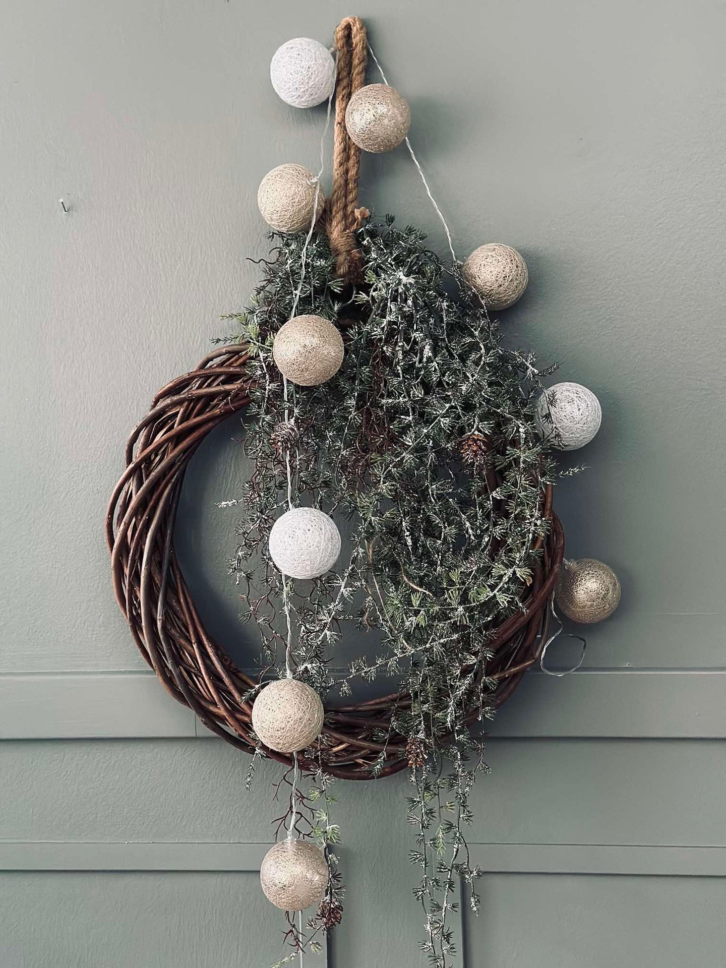 Lyskjede med LED-kuler - Gylden beige