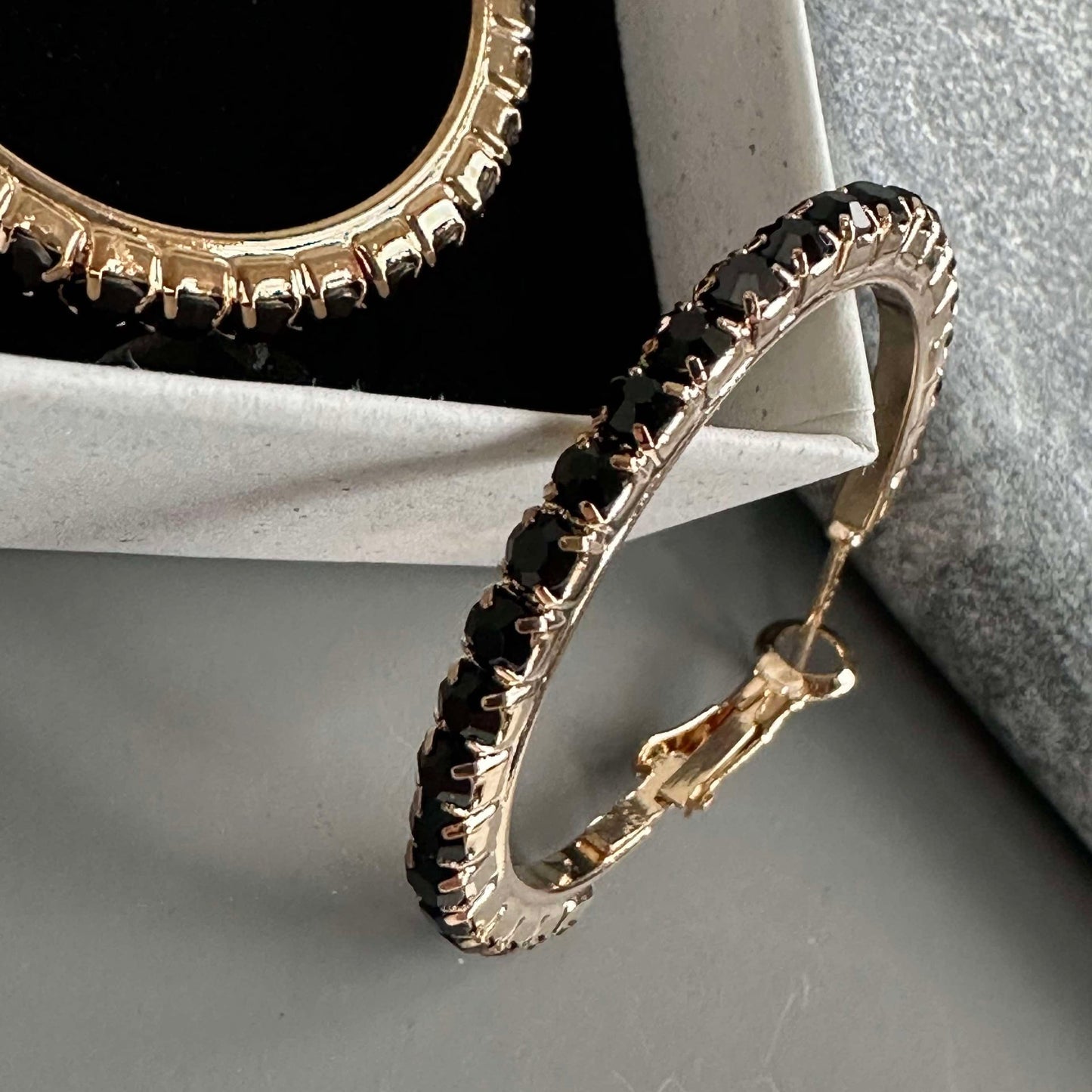 Øreringer Smilla Hoops 18K forgylt - Svart