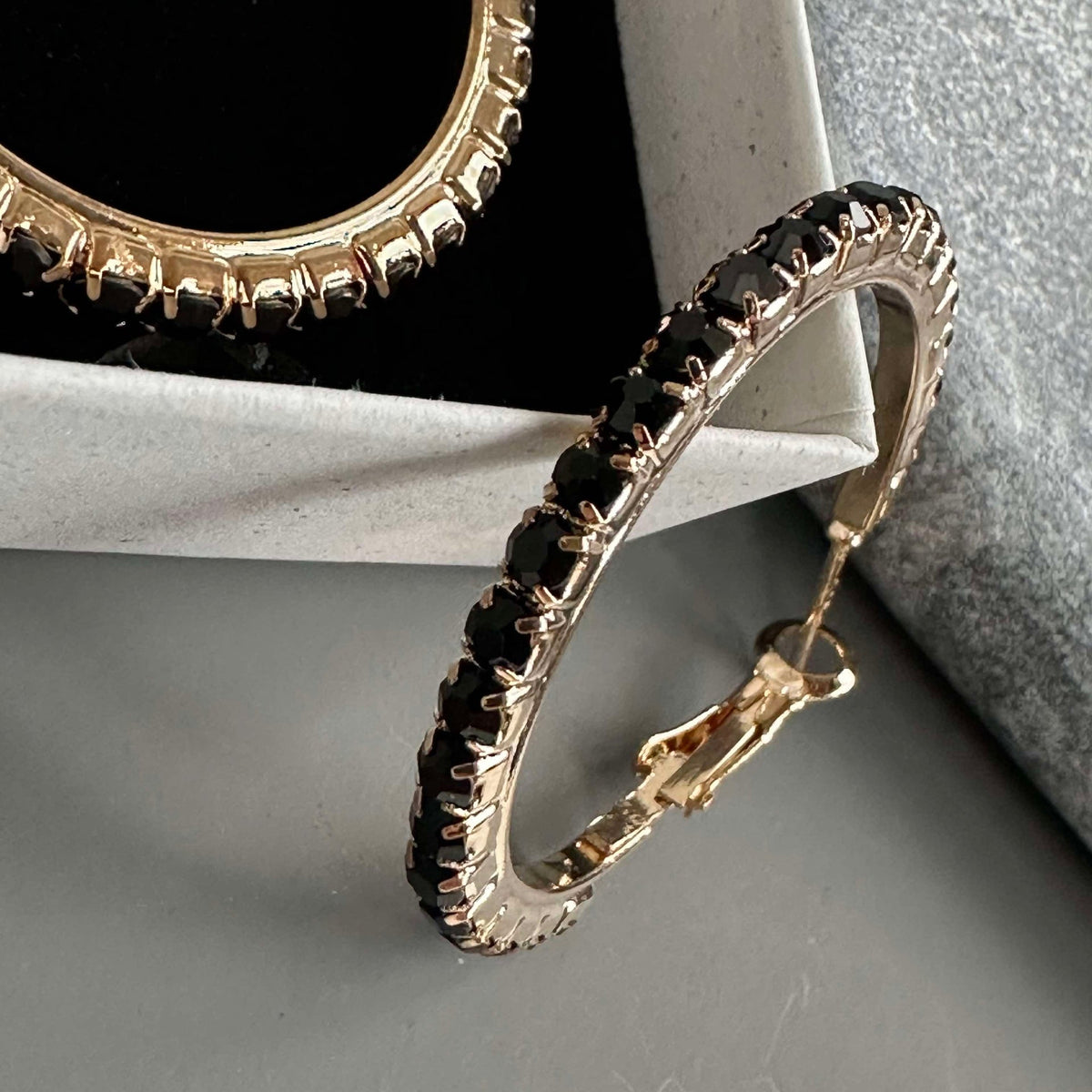 Øreringer Smilla Hoops 18K forgylt - Svart