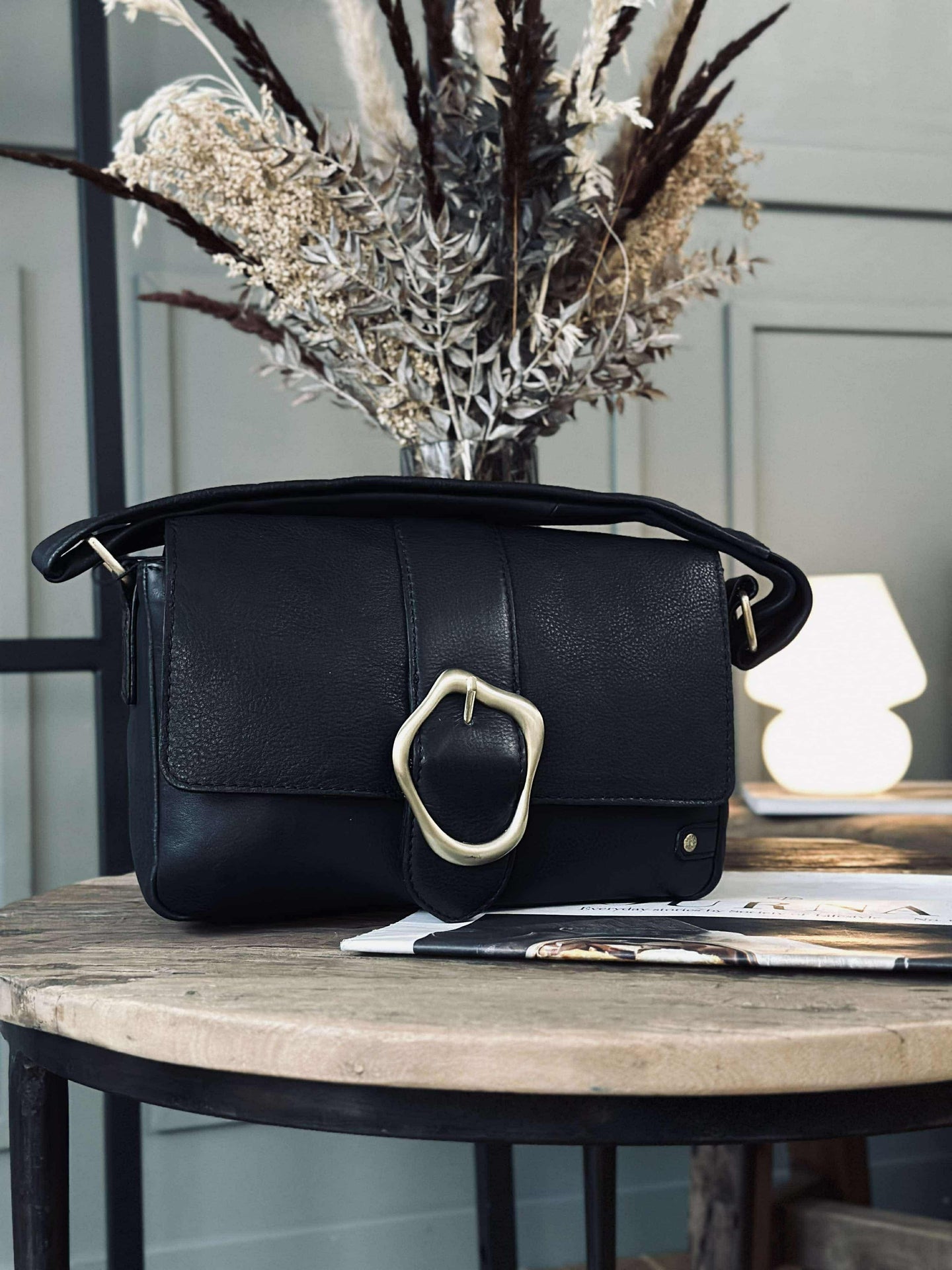 Crossover med spenne - Black leather