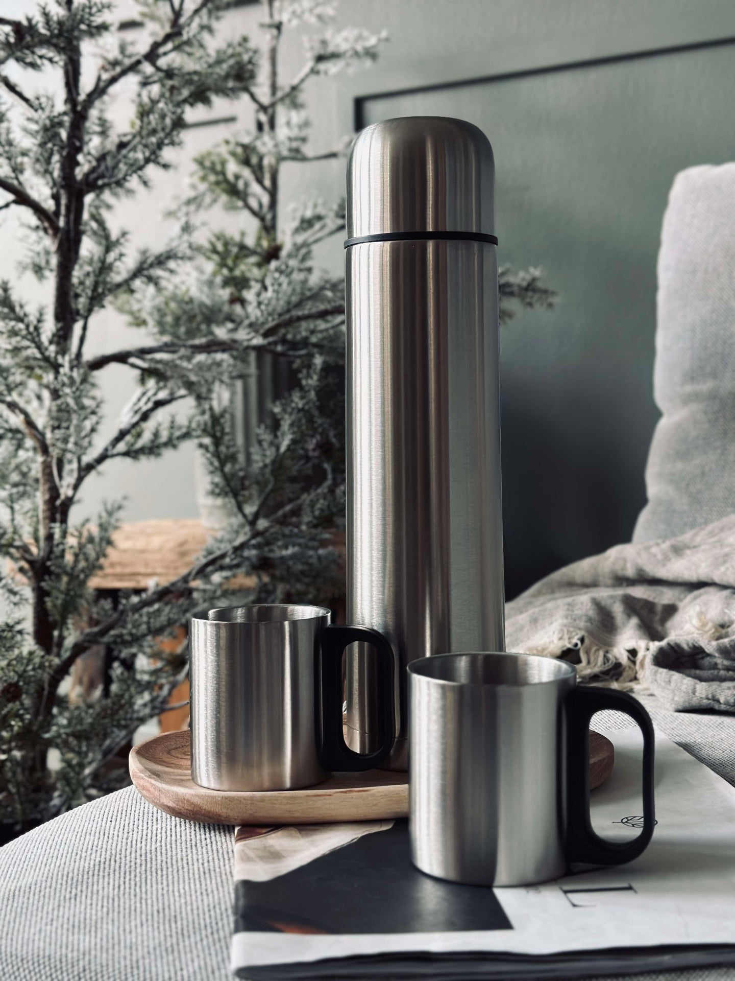 Termoflaske med 2 krus - 1000 ml.