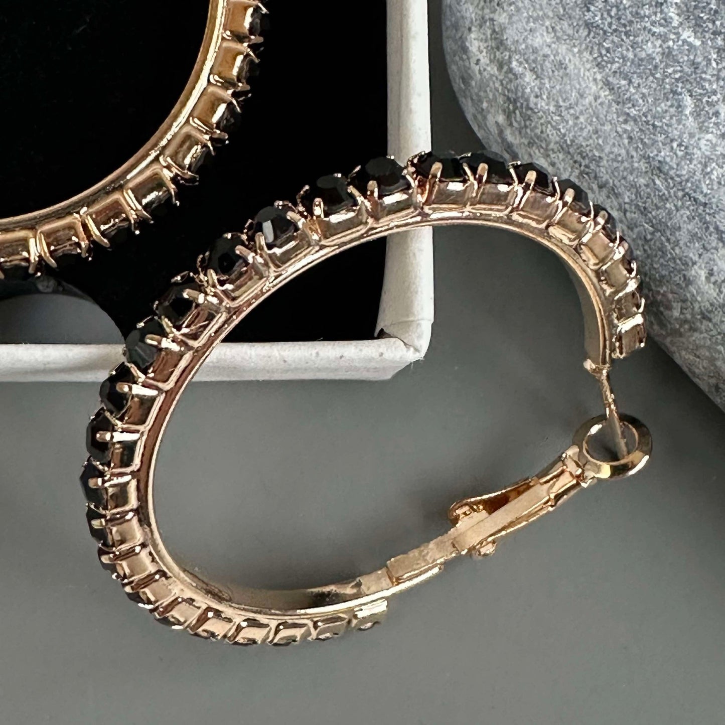 Øreringer Smilla Hoops 18K forgylt - Svart