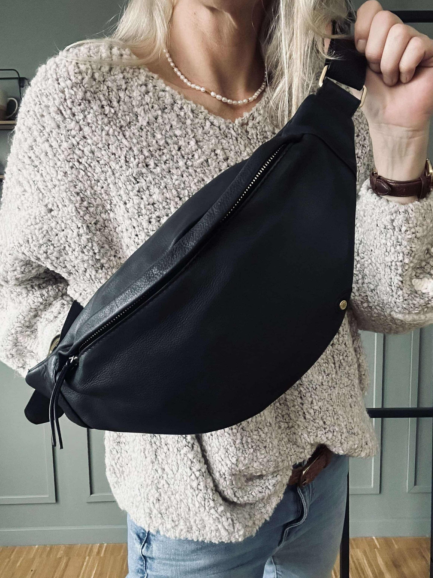 Bumbag med spenne - Black leather