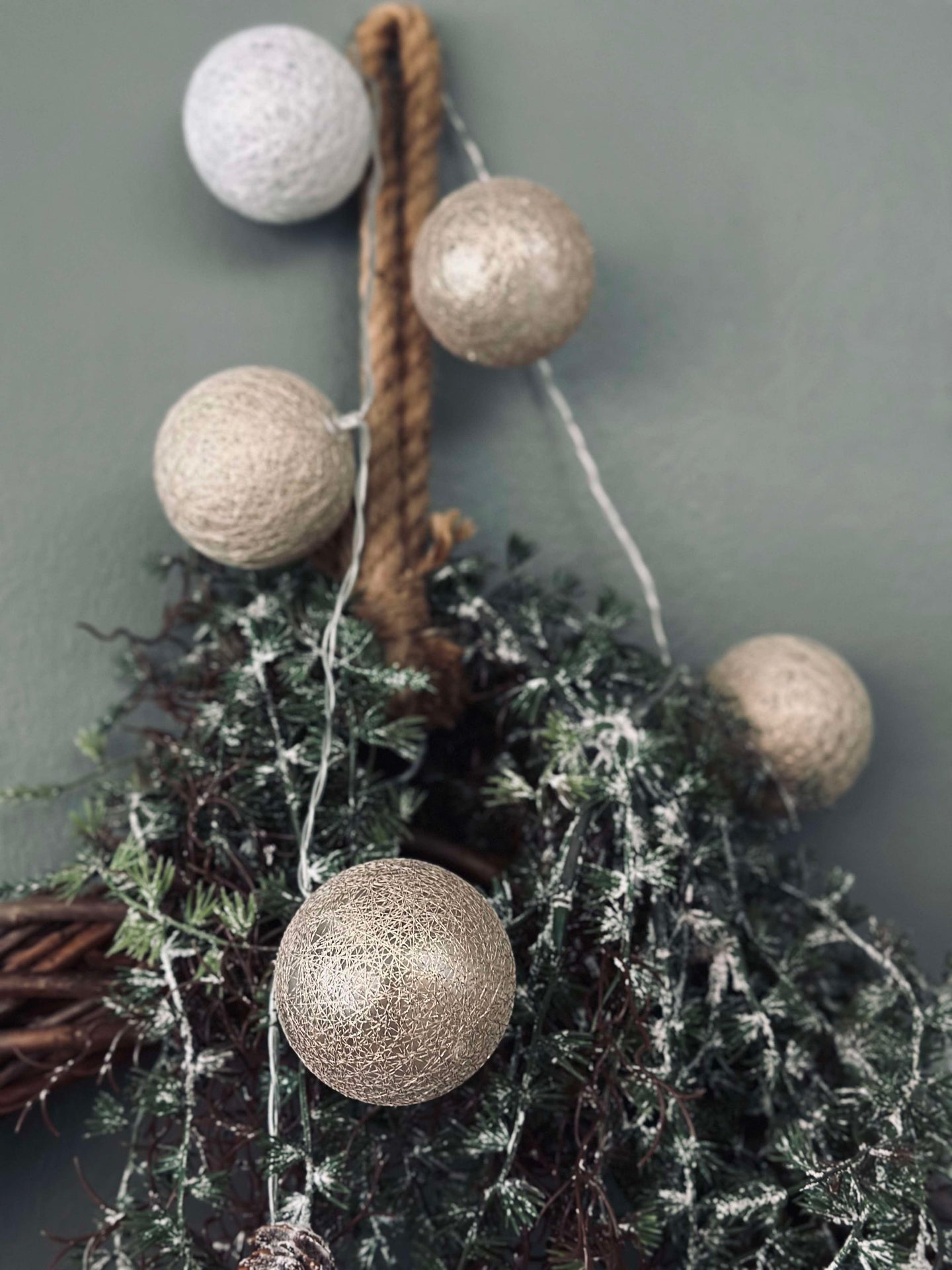 Lyskjede med LED-kuler - Gylden beige