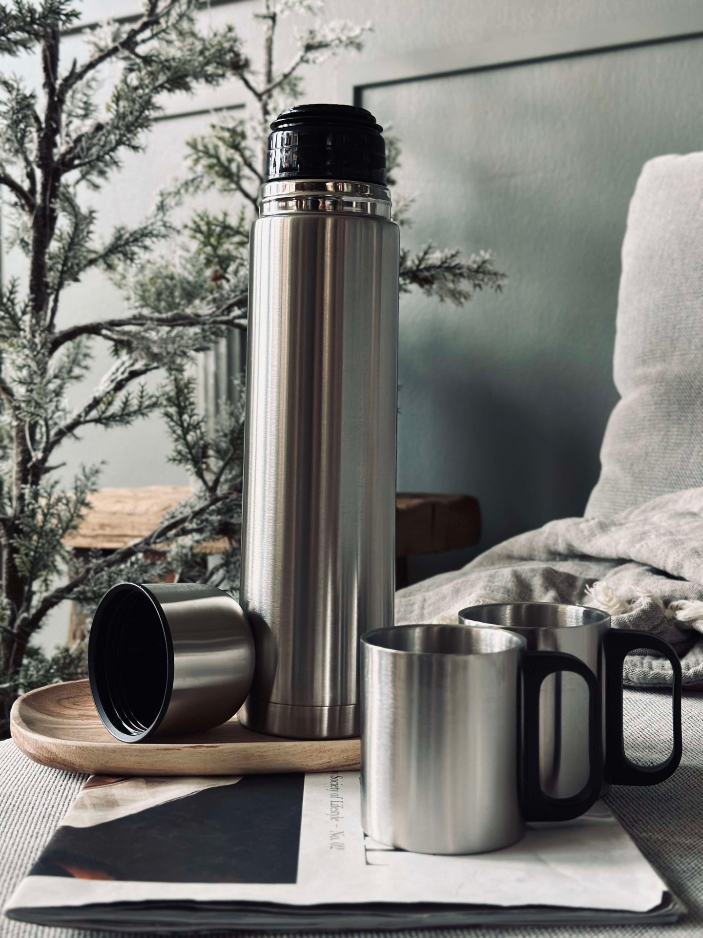 Termoflaske med 2 krus - 1000 ml.