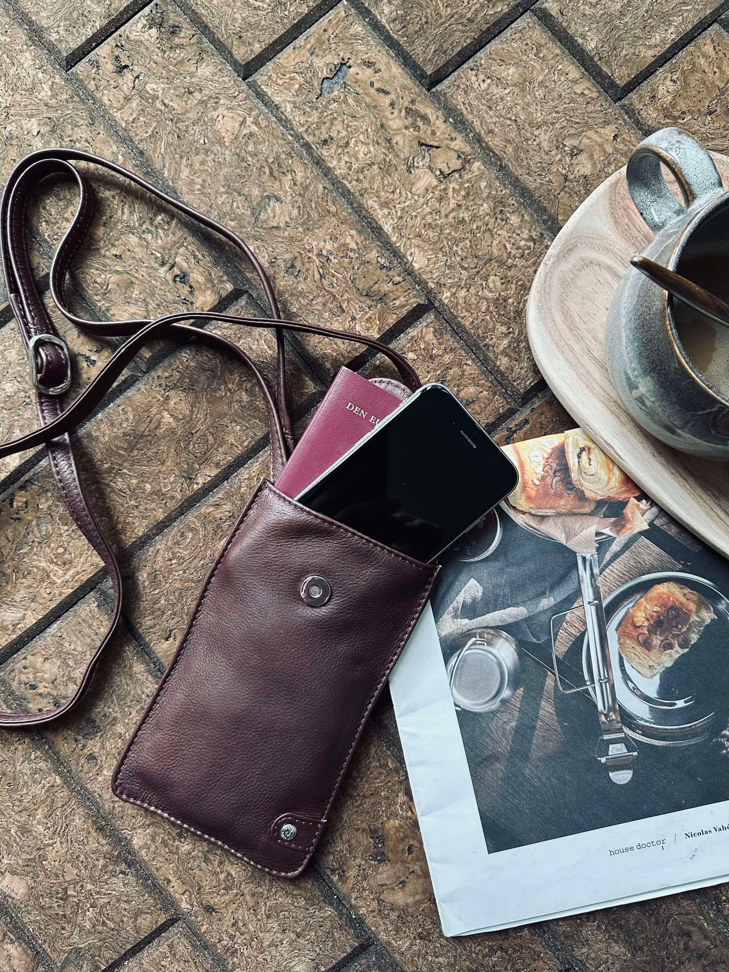 Mobilveske Small Aura Dark Brown