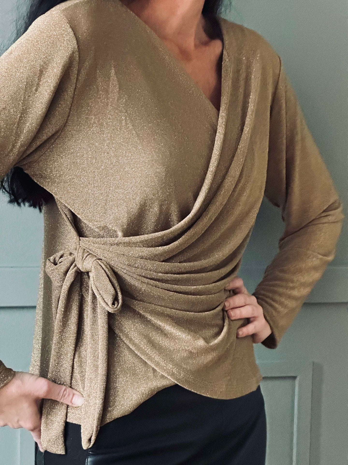 Omslagsbluse med glimmer - Gold