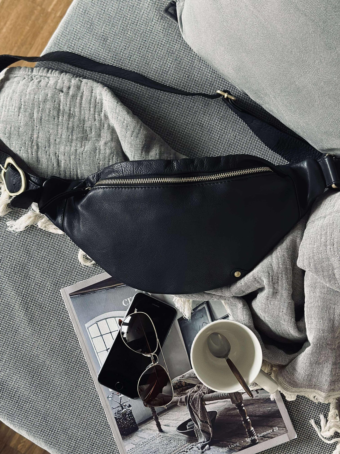 Bumbag med spenne - Black leather