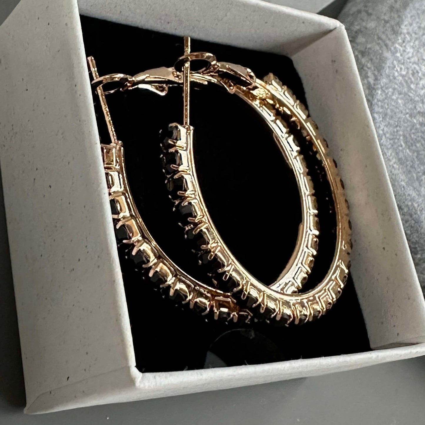 Øreringer Smilla Hoops 18K forgylt - Svart