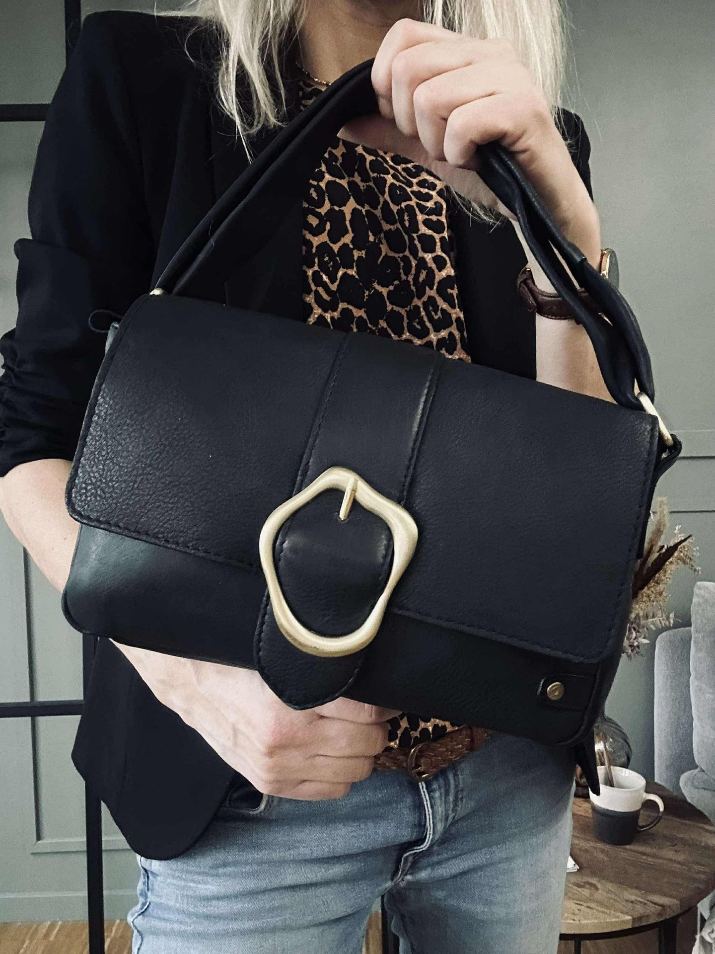 Crossover med spenne - Black leather