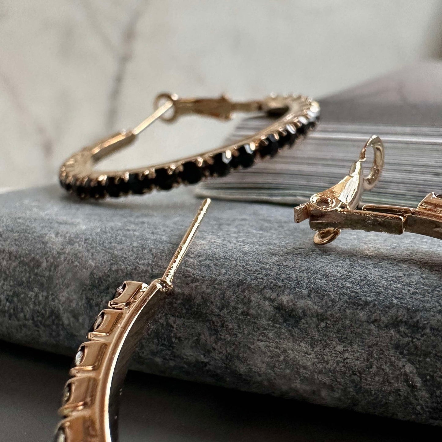 Øreringer Smilla Hoops 18K forgylt - Svart