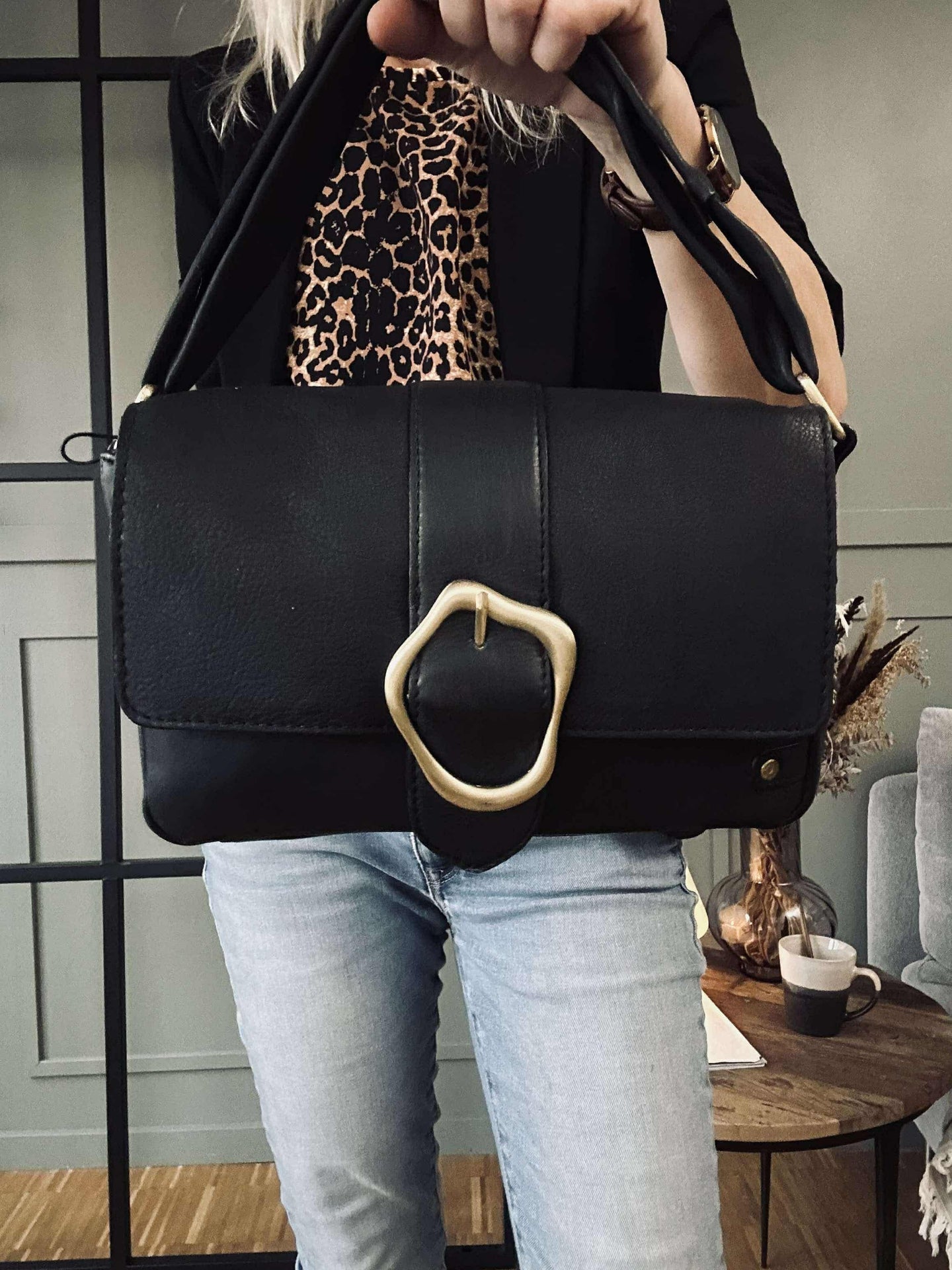 Crossover med spenne - Black leather