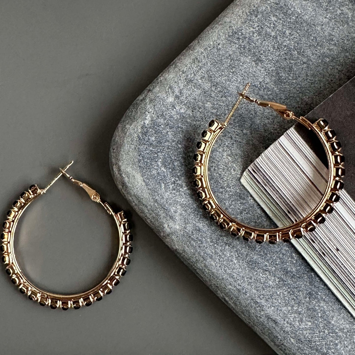Øreringer Smilla Hoops 18K forgylt - Svart