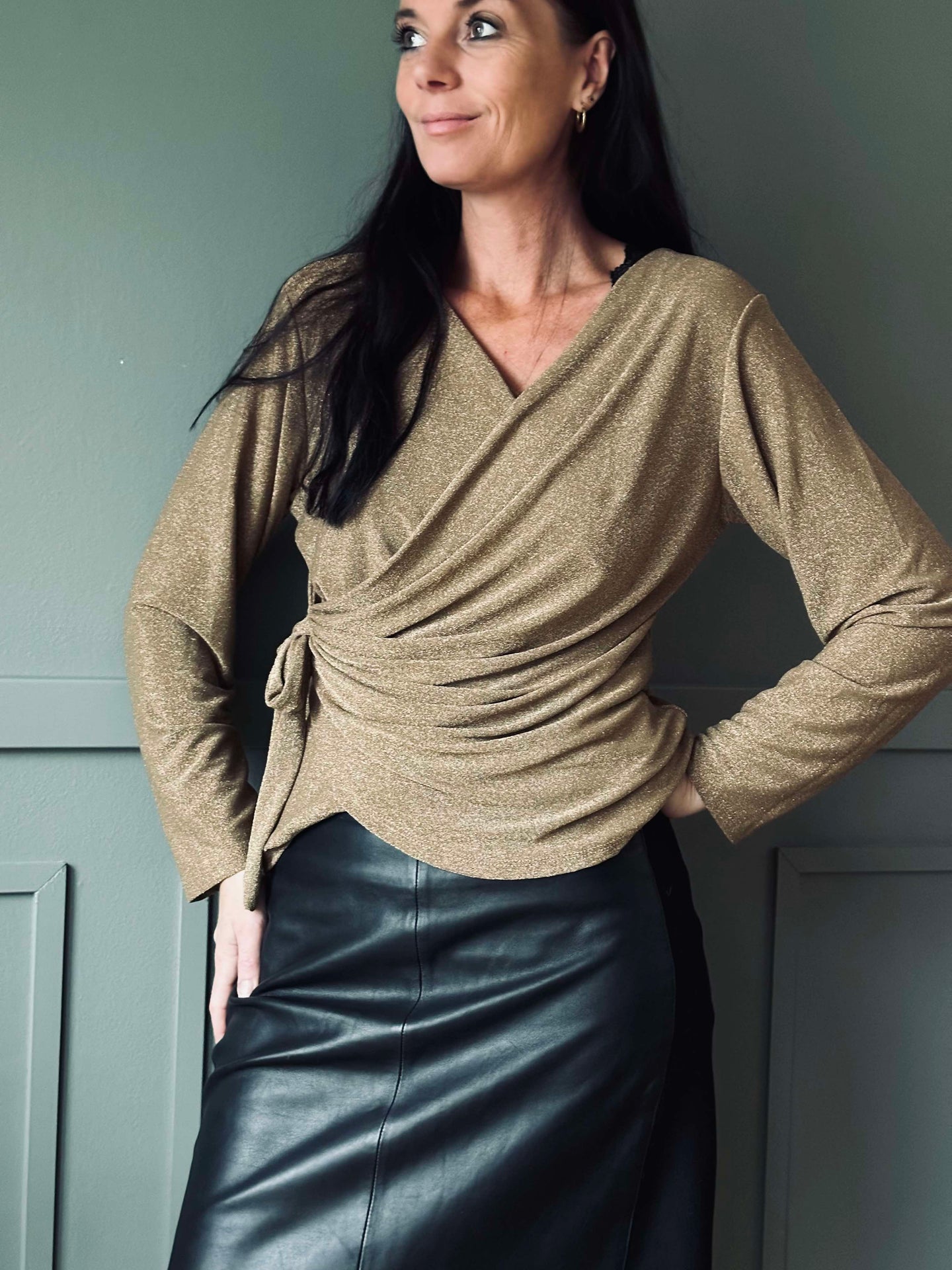 Omslagsbluse med glimmer - Gold