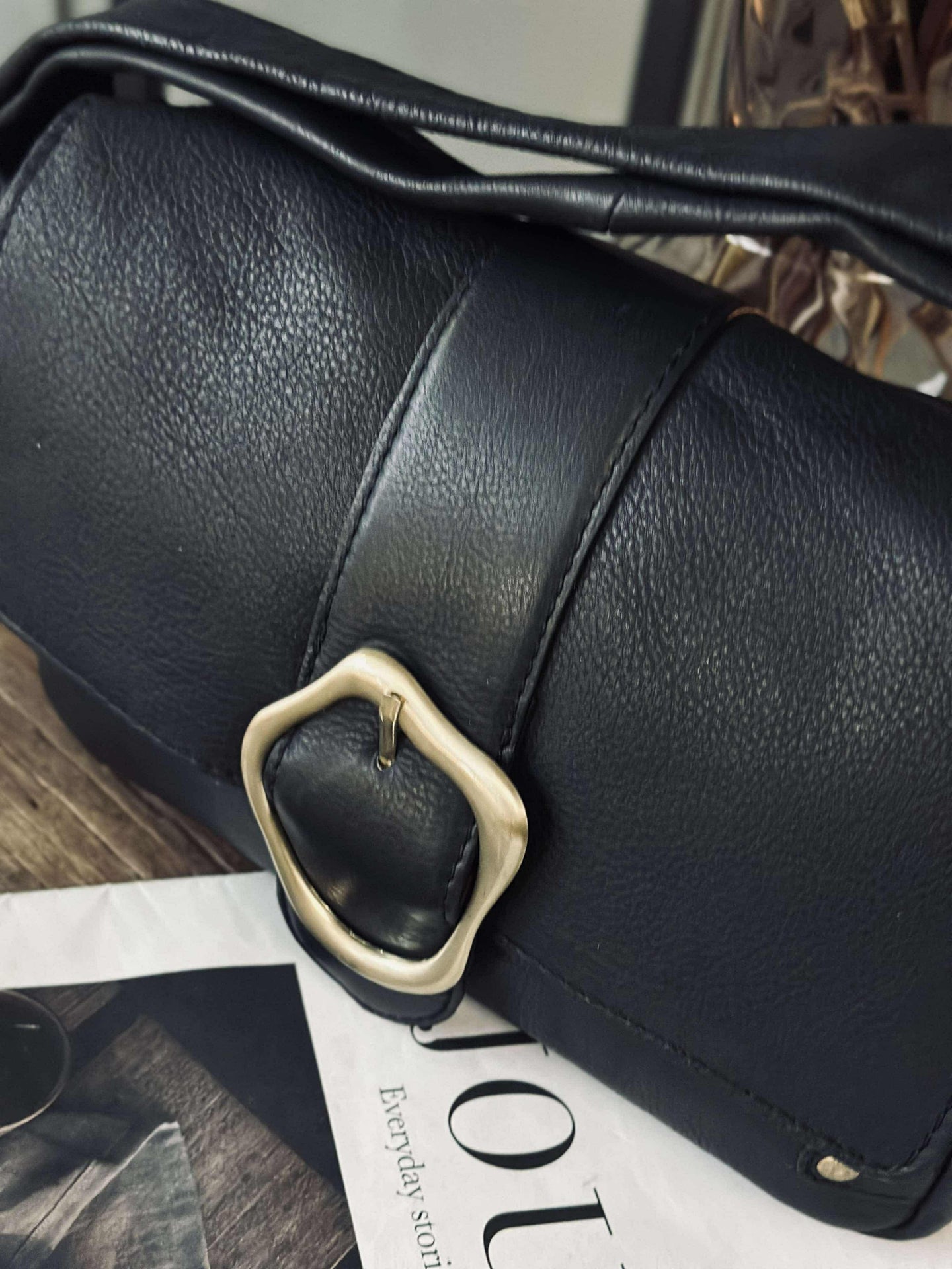 Crossover med spenne - Black leather