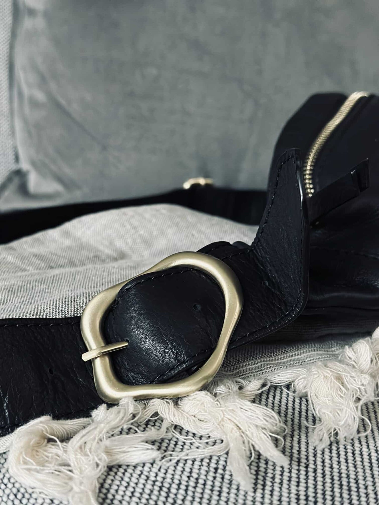 Bumbag med spenne - Black leather