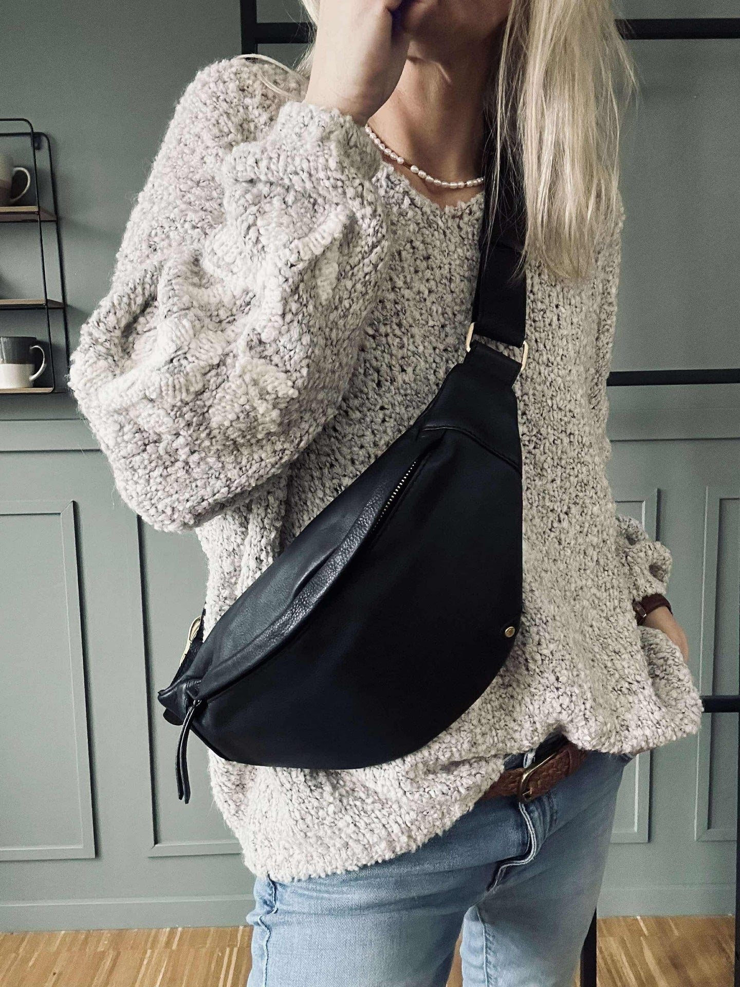 Bumbag med spenne - Black leather