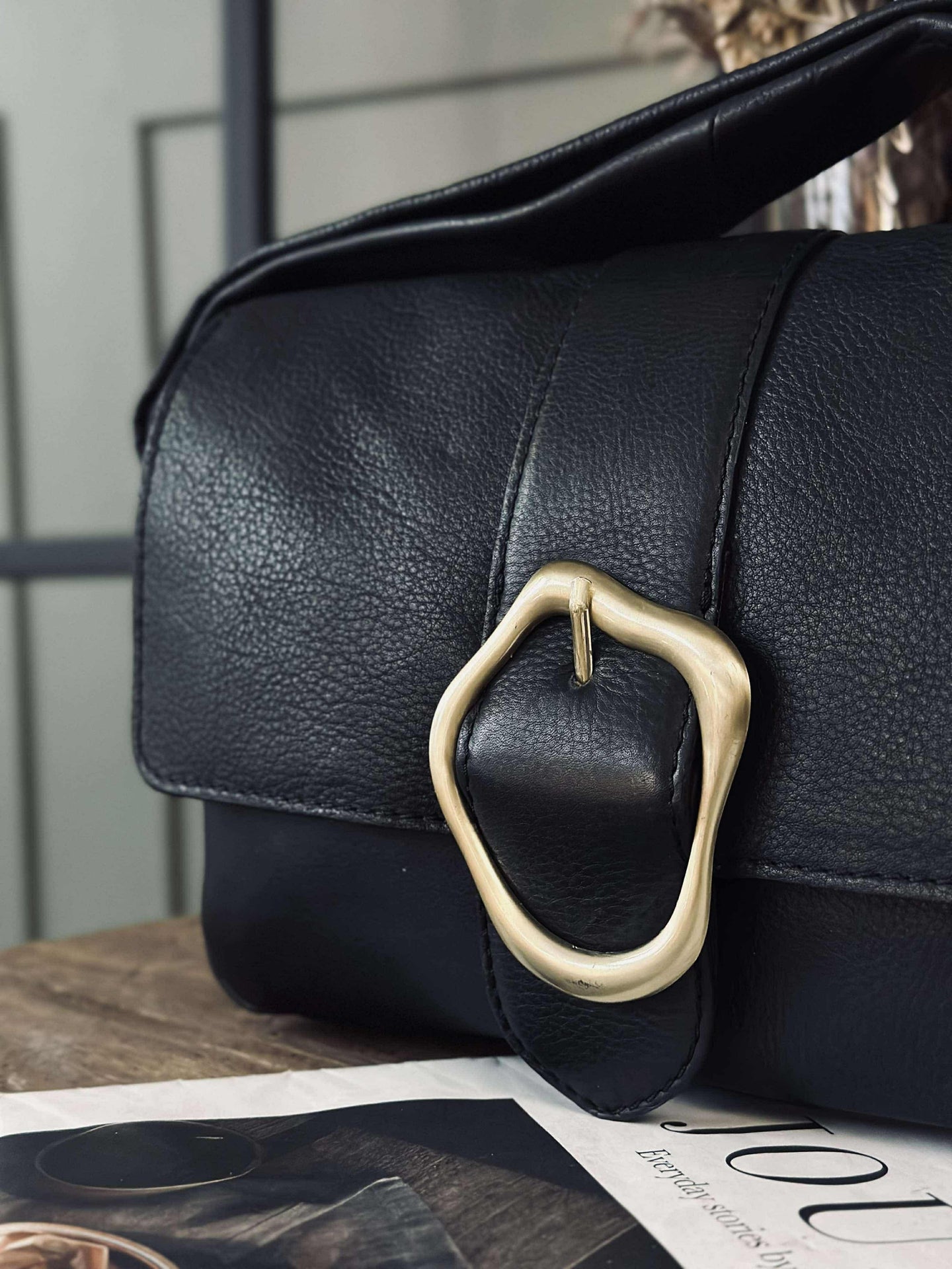 Crossover med spenne - Black leather