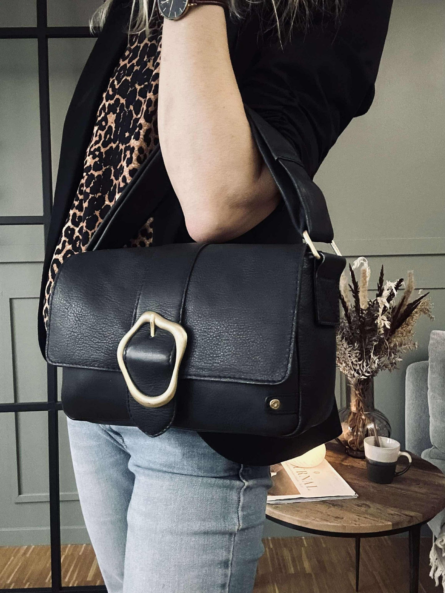 Crossover med spenne - Black leather